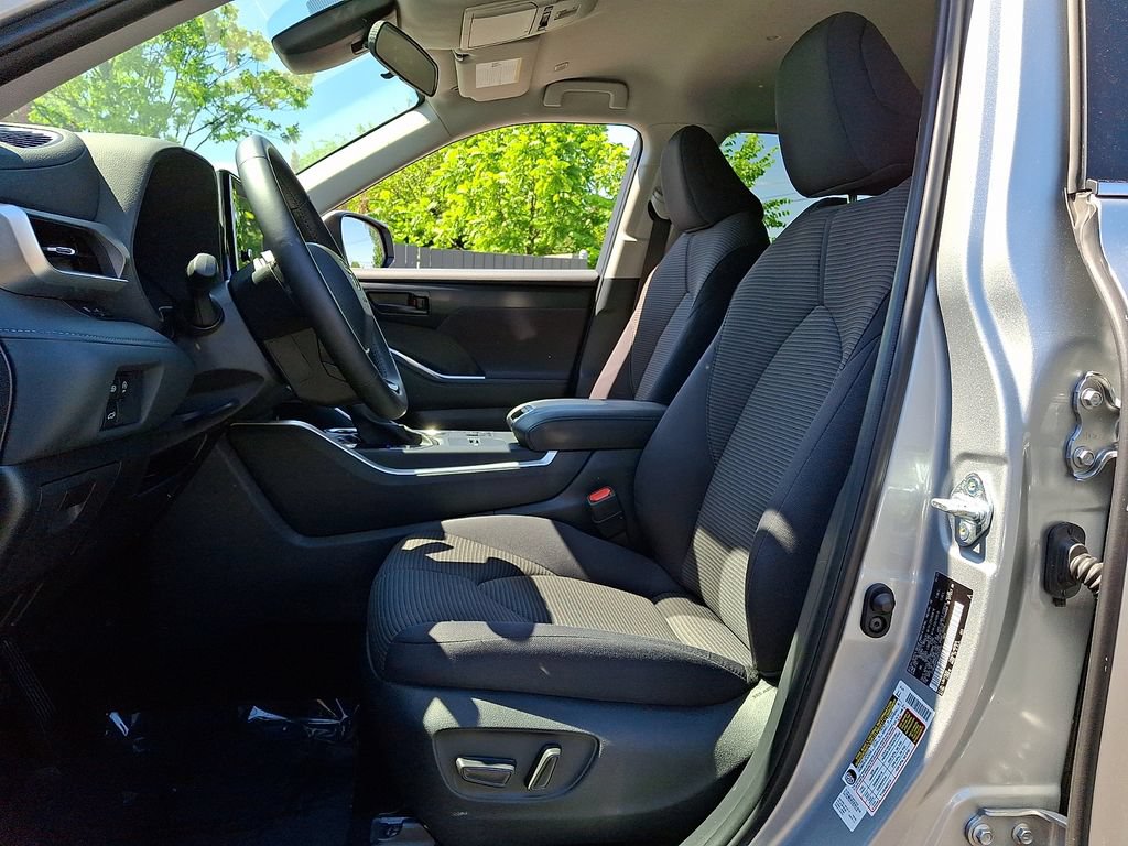2025 Toyota Highlander LE - Photo 14