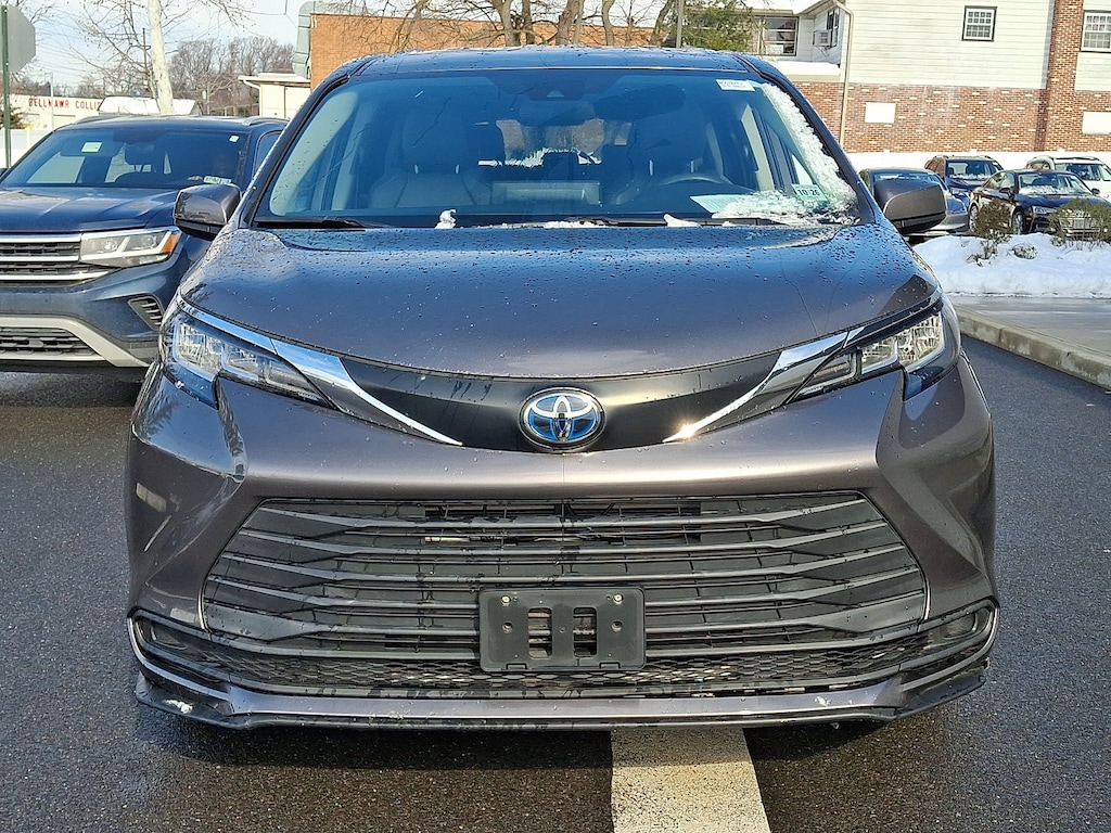 Used 2022 Toyota Sienna LE Mini-van, Passenger