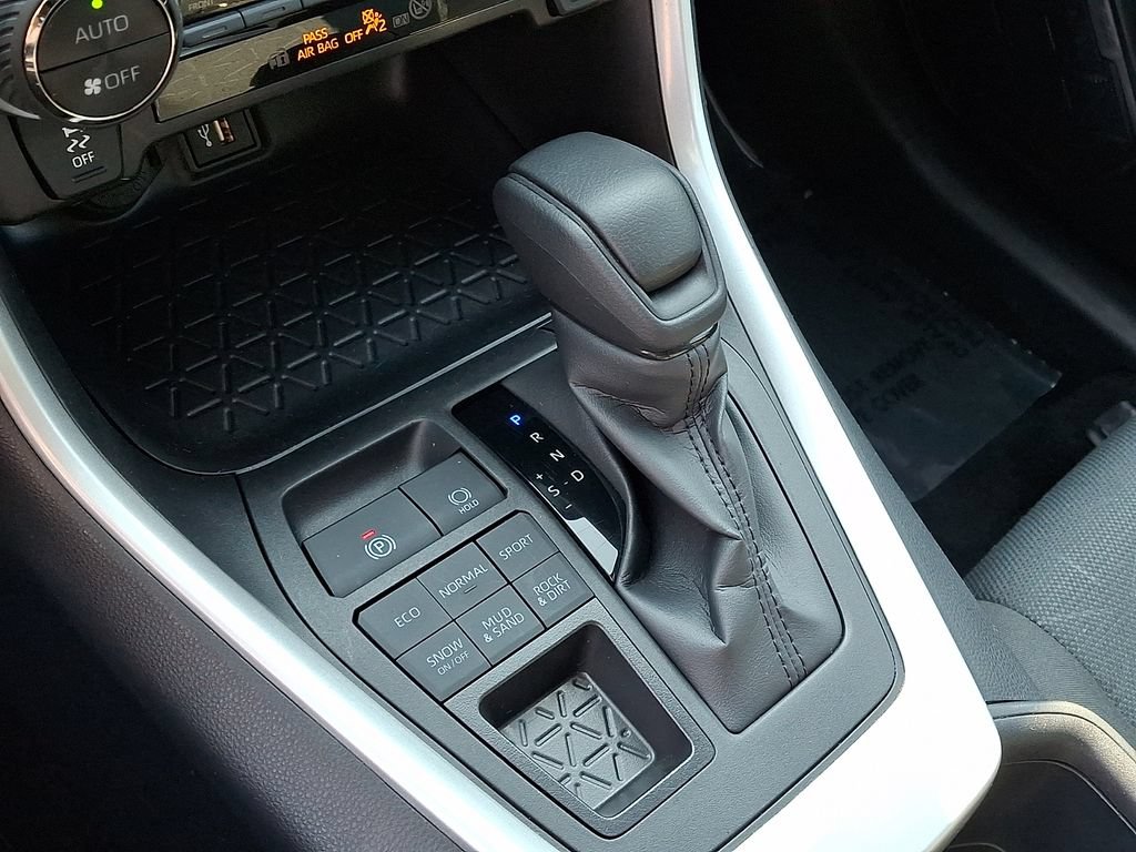 2025 Toyota RAV4 XLE - Photo 16