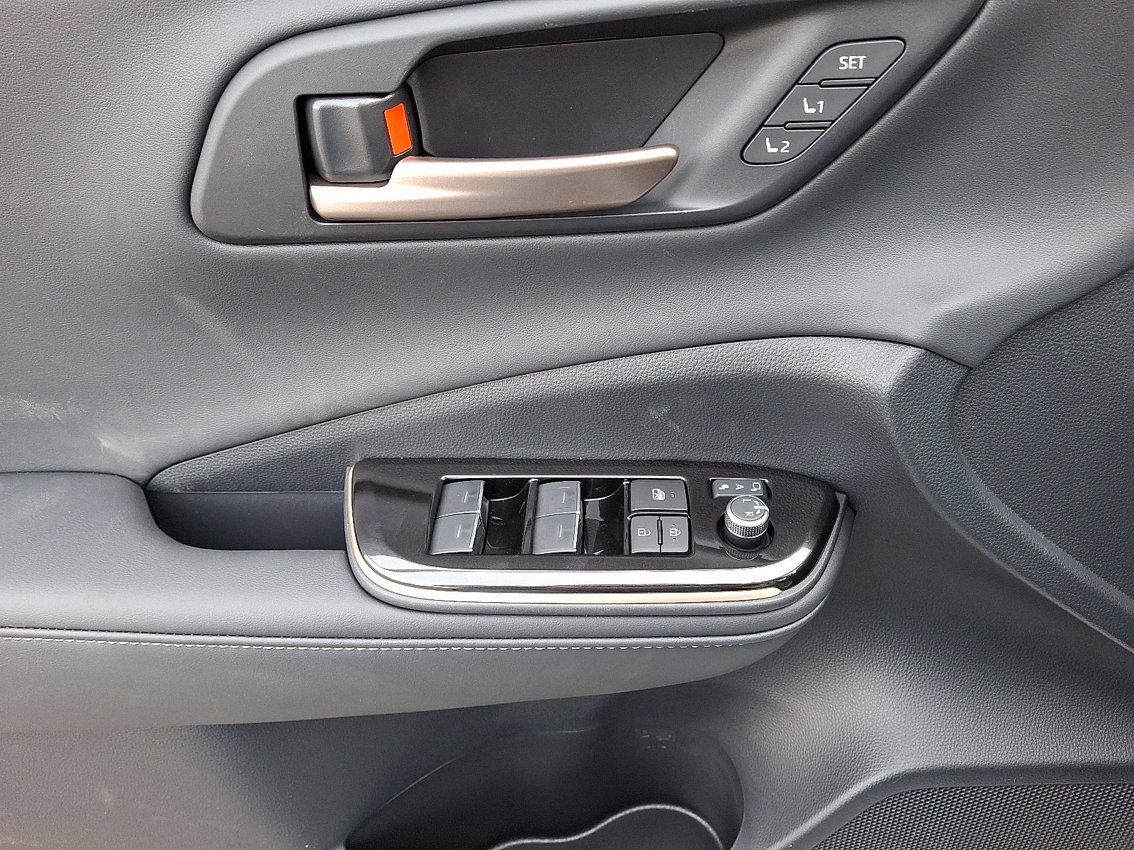 2025 Toyota Crown Signia Limited - Photo 9