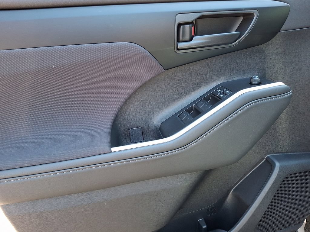 2025 Toyota Highlander LE - Photo 13