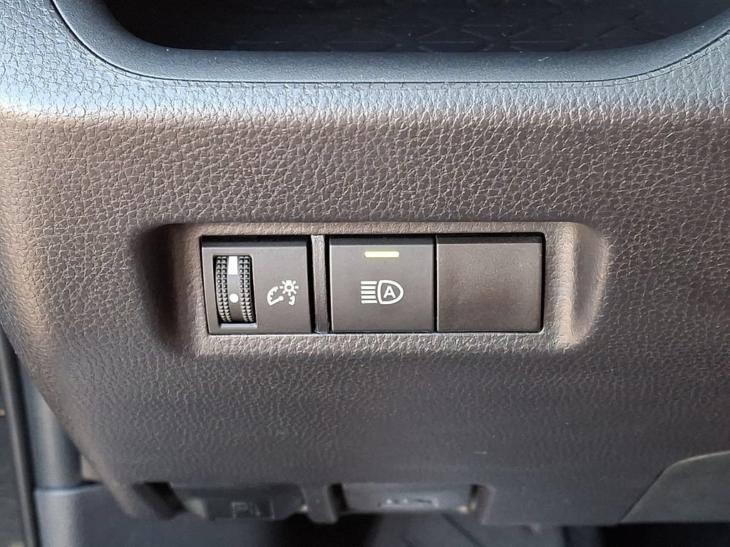 2025 Toyota RAV4 XLE - Photo 26