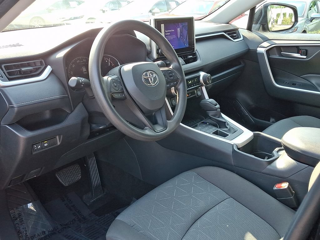 2025 Toyota RAV4 XLE - Photo 15
