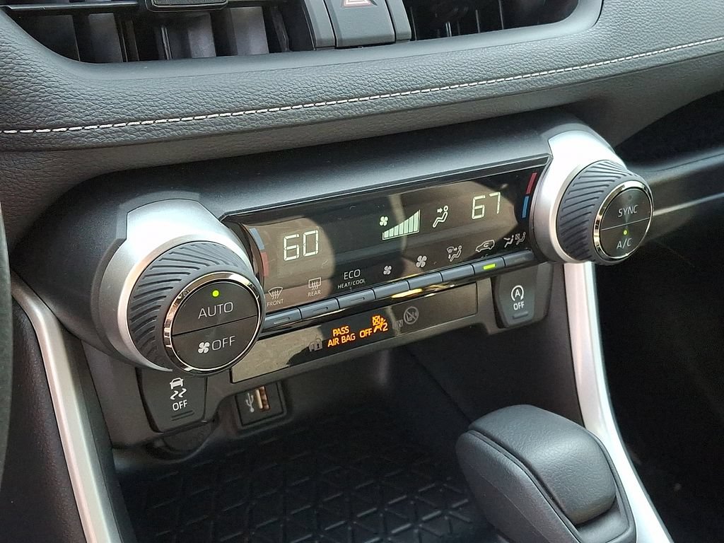 2025 Toyota RAV4 XLE - Photo 17