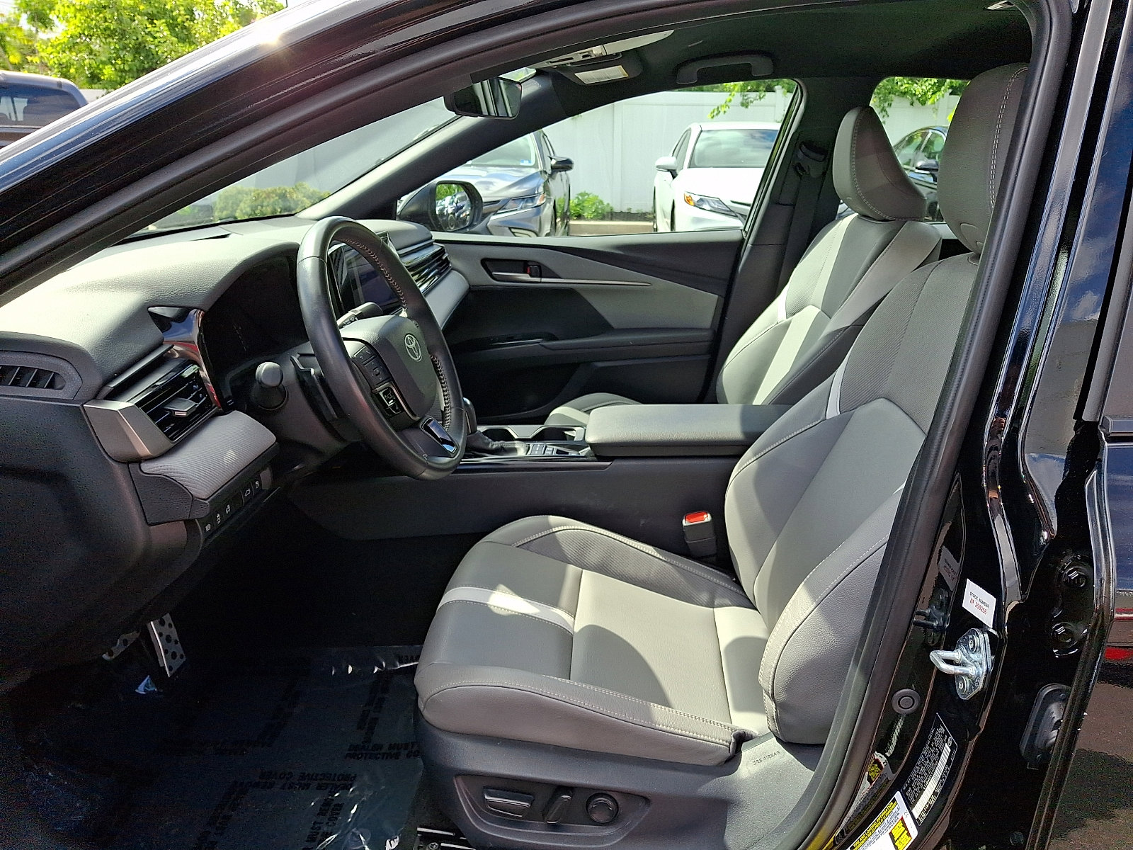 2025 Toyota Camry SE - Photo 14