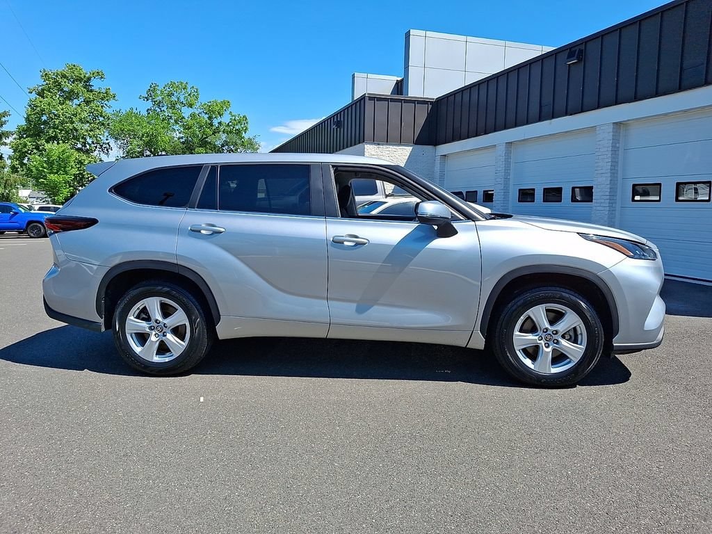 2025 Toyota Highlander LE - Photo 7