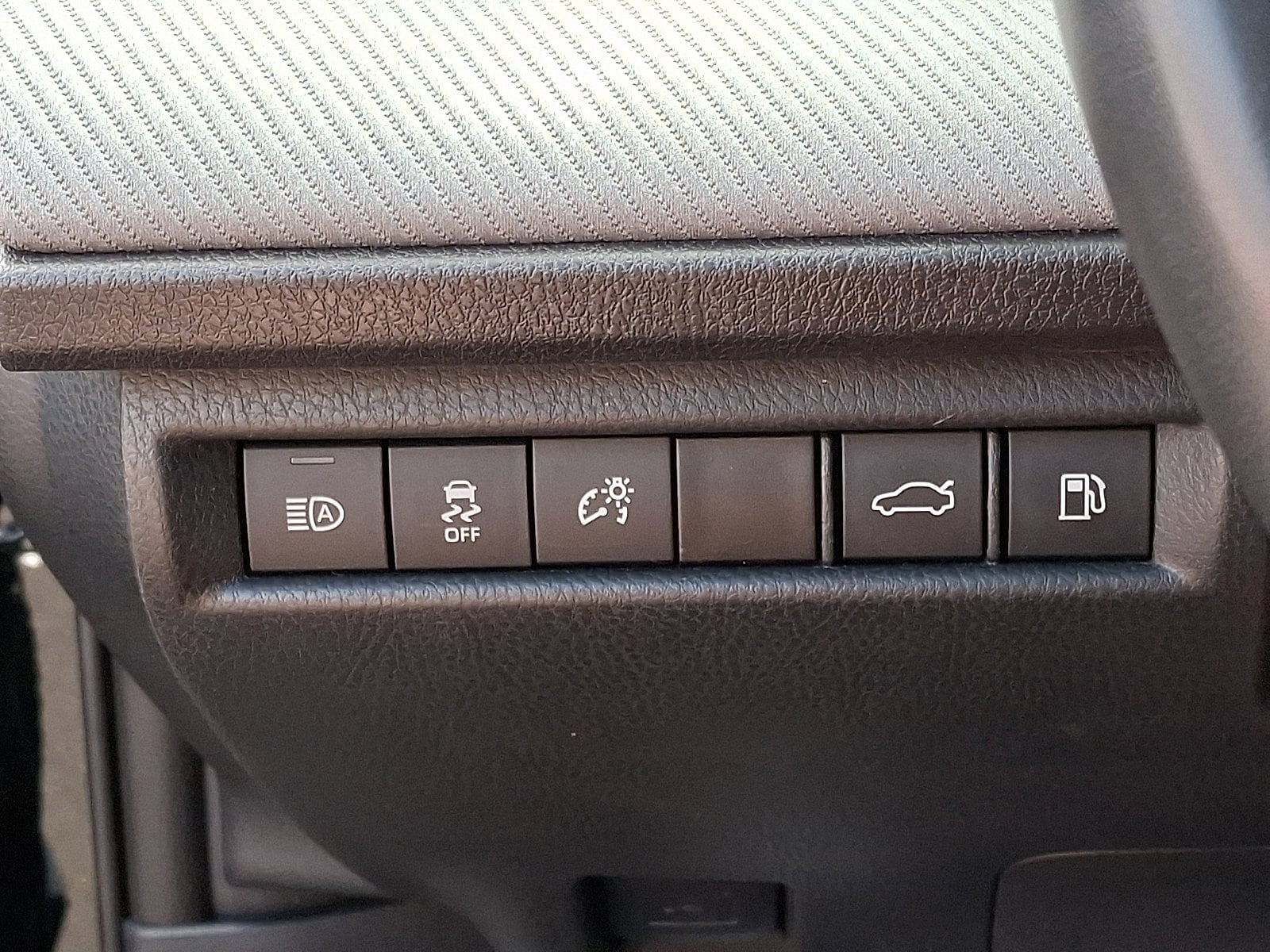 2025 Toyota Camry SE - Photo 28