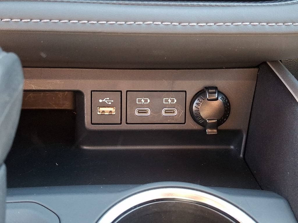 2025 Toyota Highlander LE - Photo 17