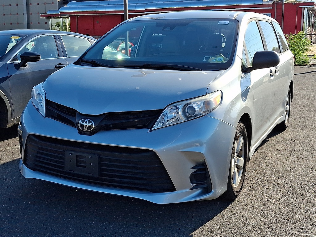 Used 2020 Toyota Sienna L Mini-van, Passenger