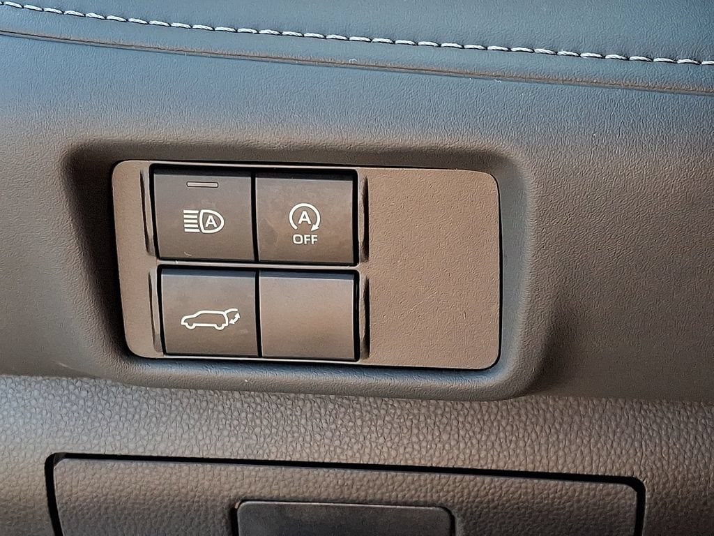 2025 Toyota Highlander LE - Photo 25