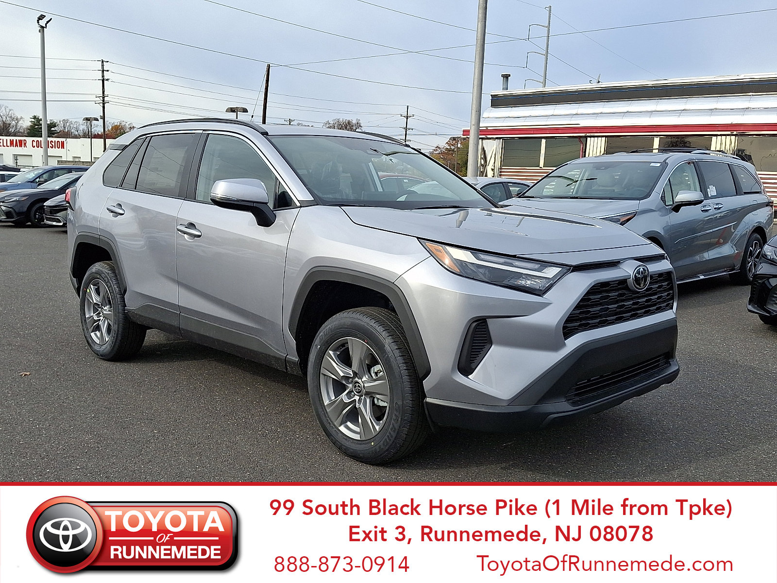 2025 Toyota RAV4 XLE's photo