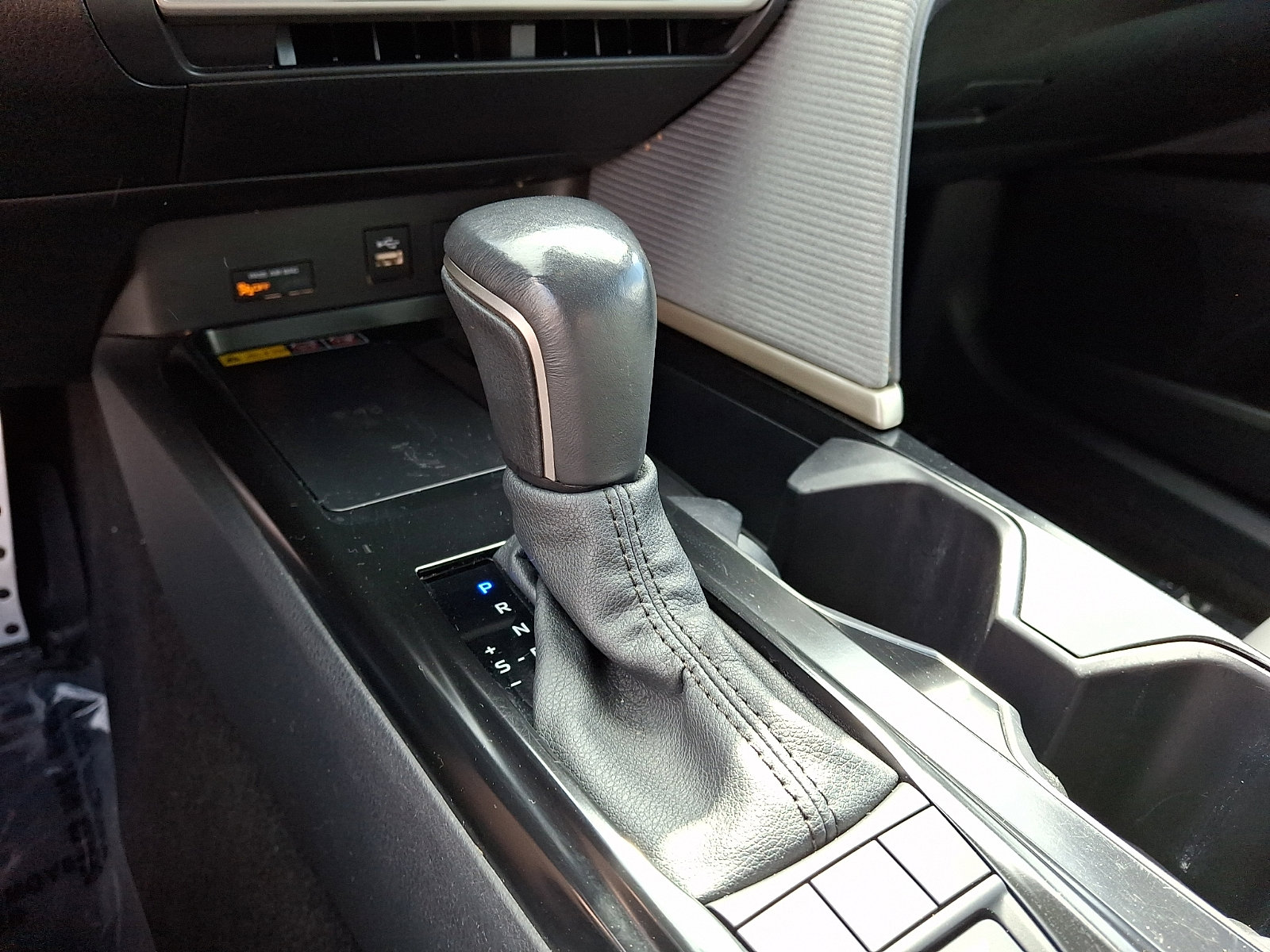 2025 Toyota Camry SE - Photo 17