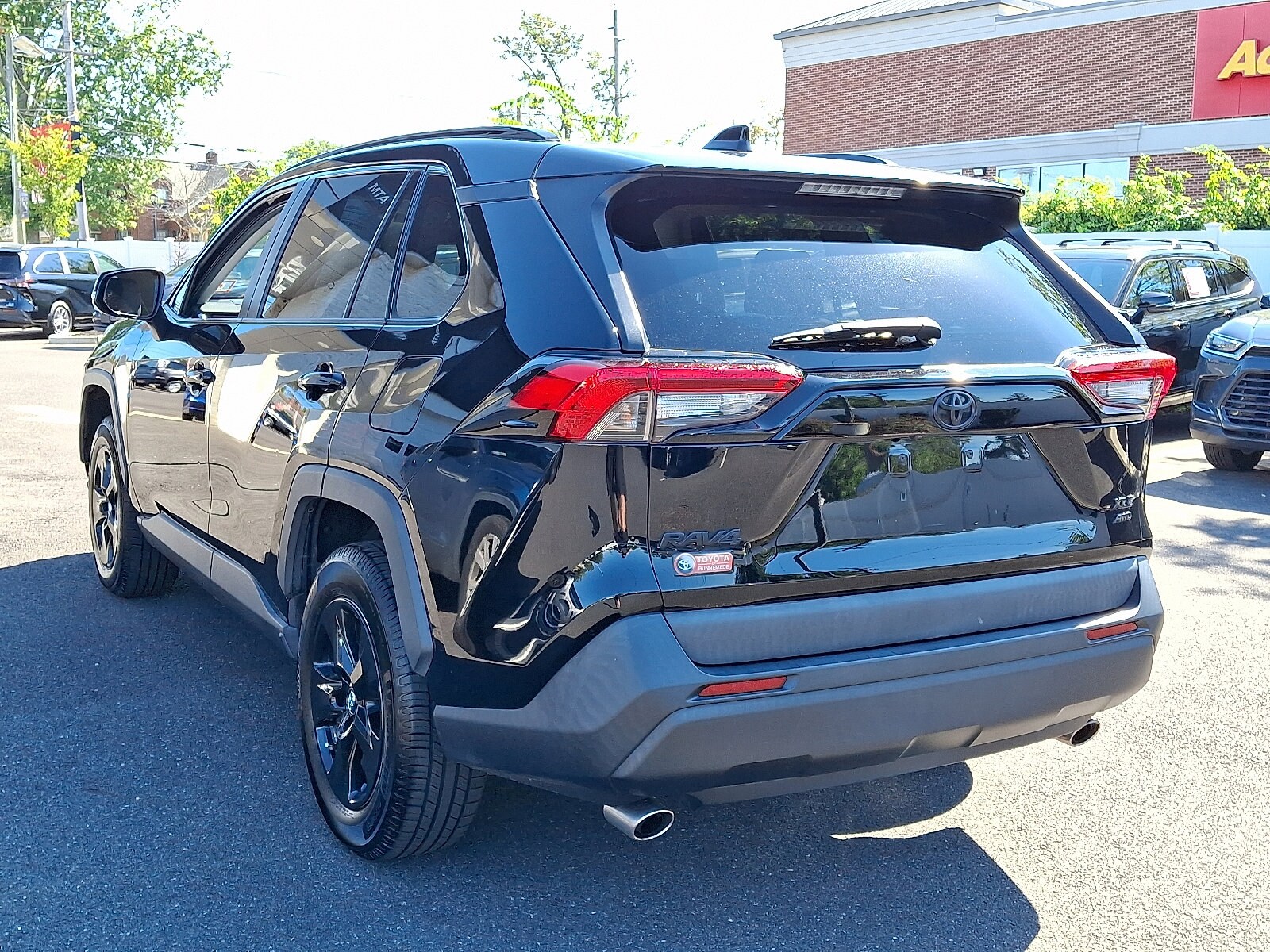 2020 Toyota RAV4 XLE photo 3