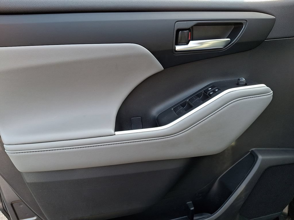 2023 Toyota Highlander XLE - Photo 13