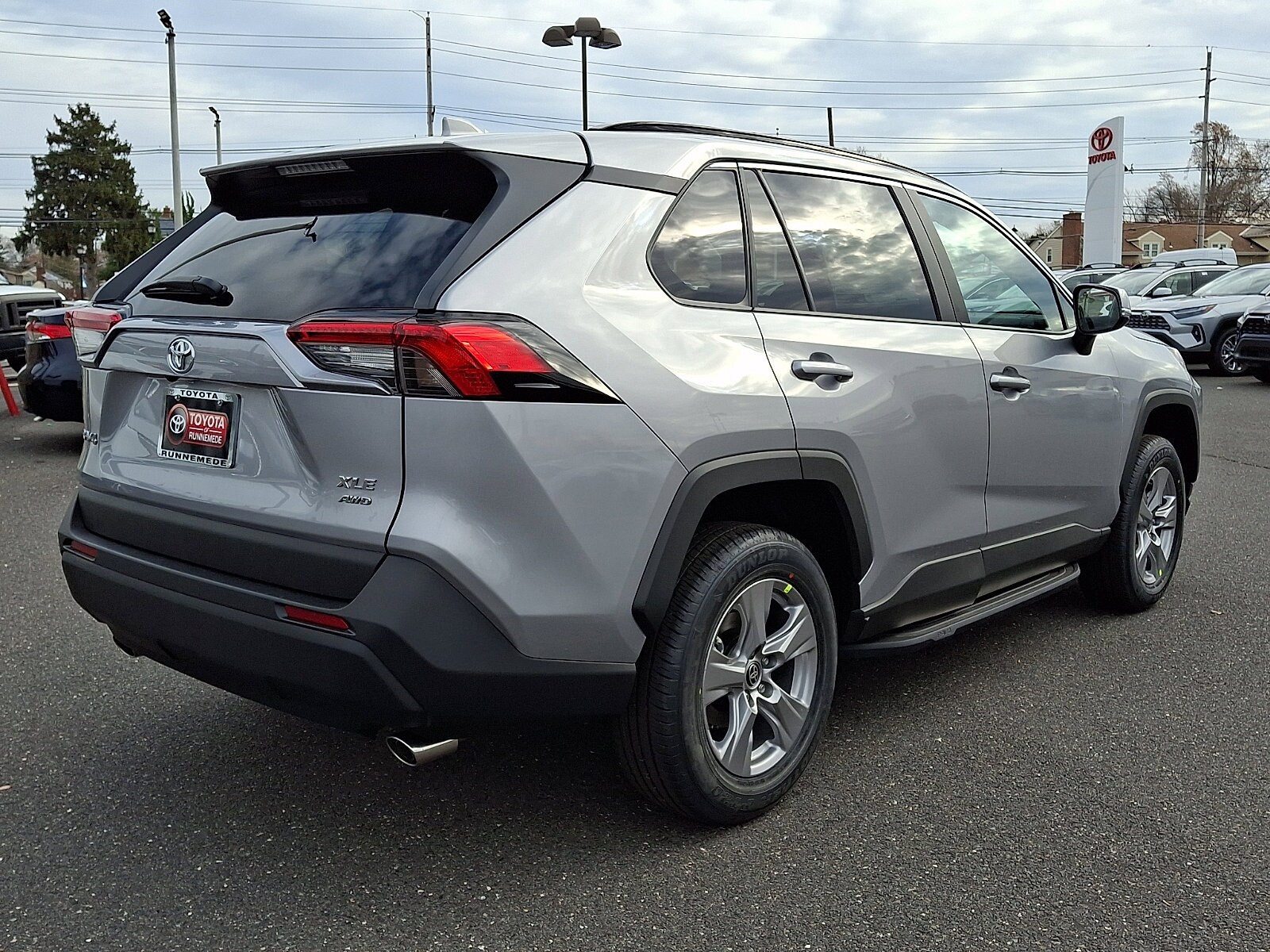 2025 Toyota RAV4 XLE photo 4