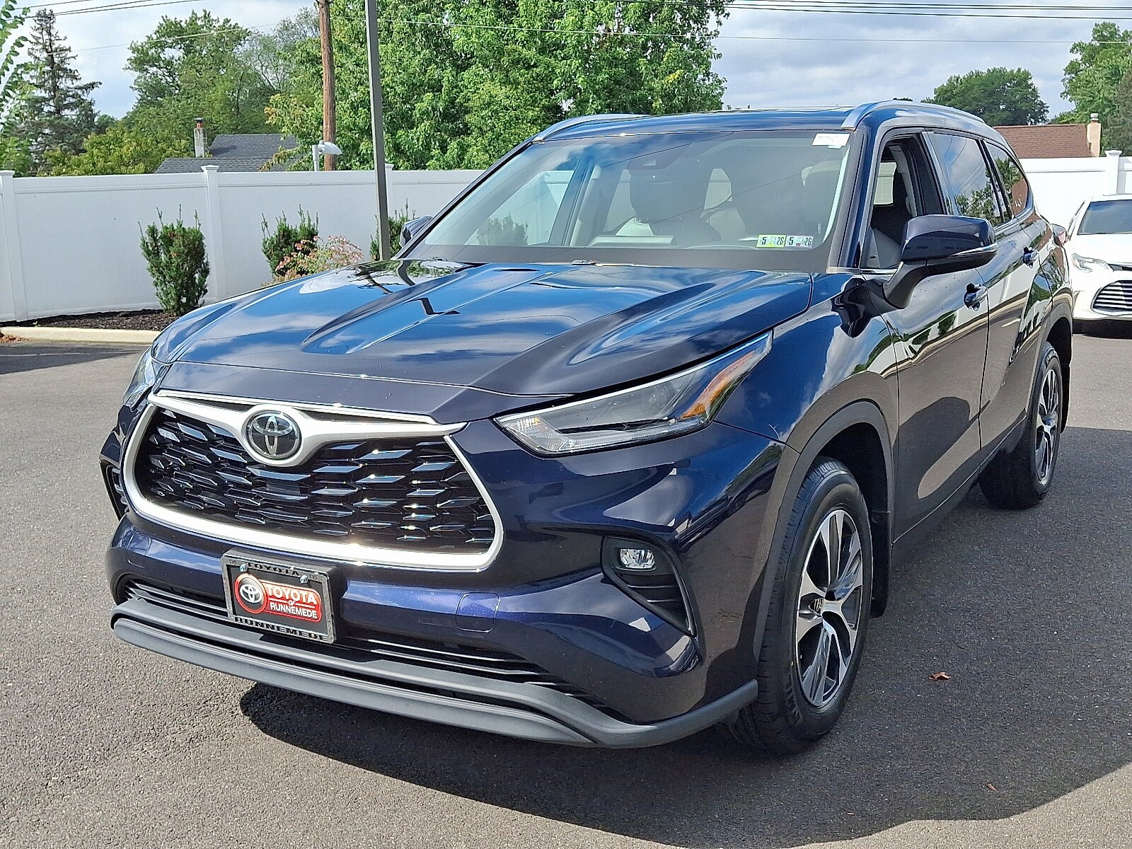 2021 Toyota Highlander XLE photo 3