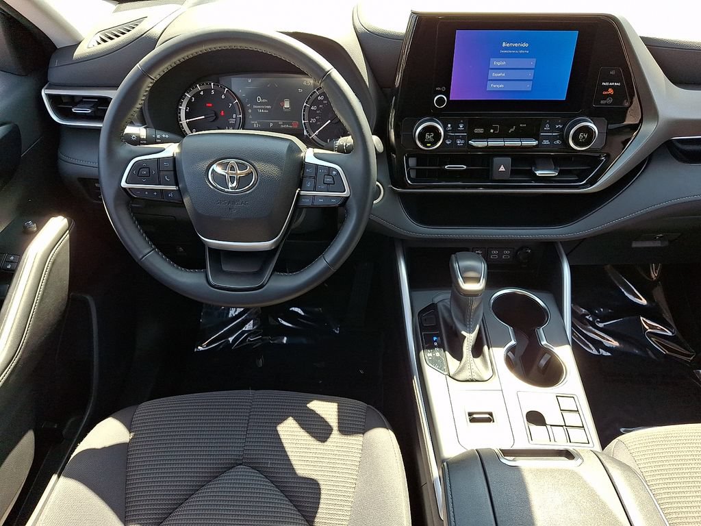 2025 Toyota Highlander LE - Photo 12