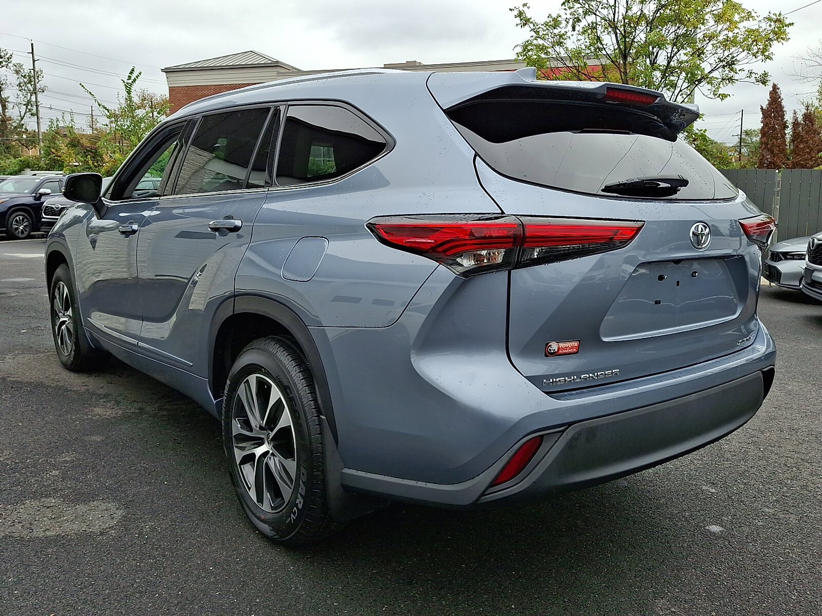 2021 Toyota Highlander XLE photo 2