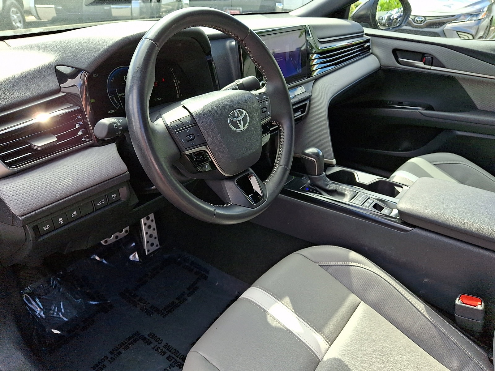 2025 Toyota Camry SE - Photo 16