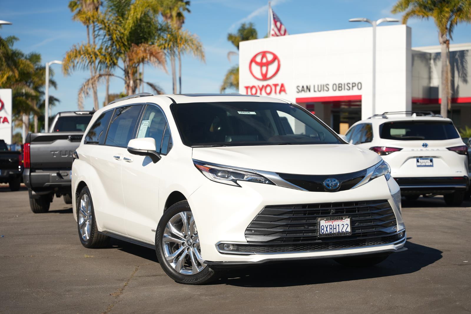 2021 Toyota Sienna Platinum's photo