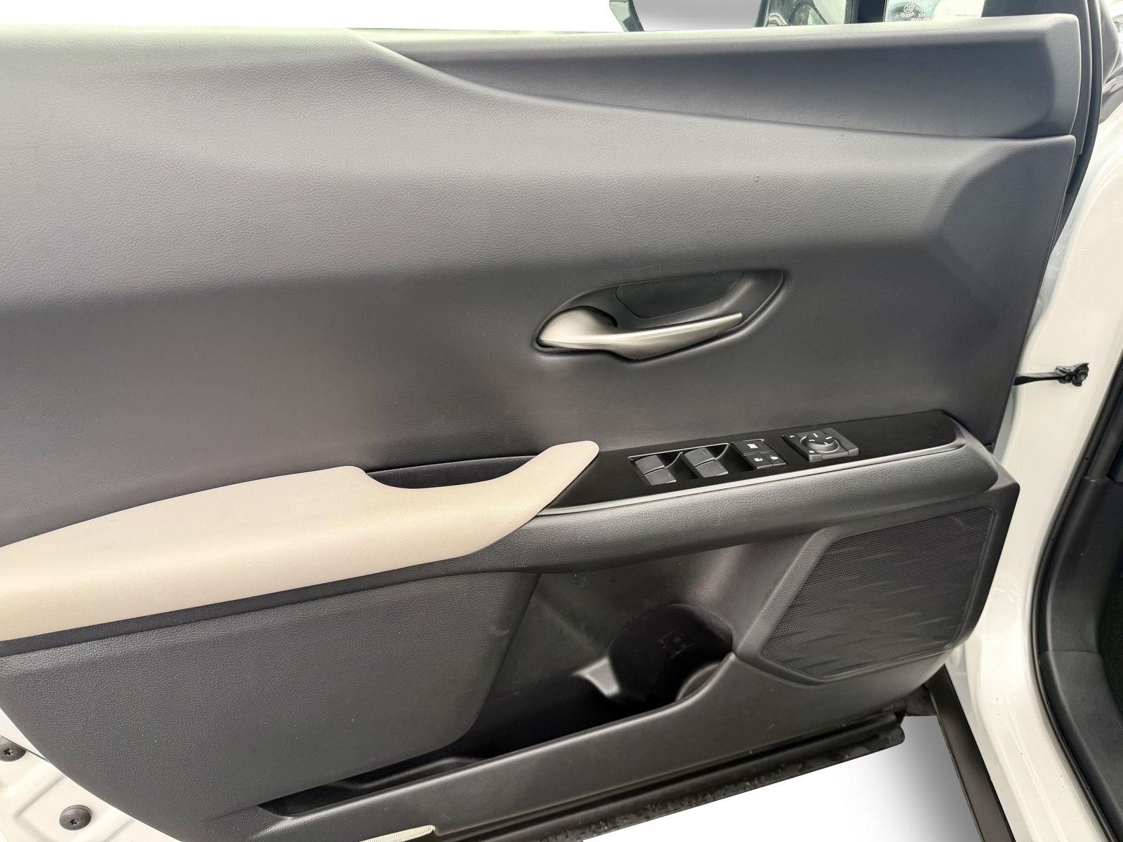 2021 Lexus UX 200 - Photo 8