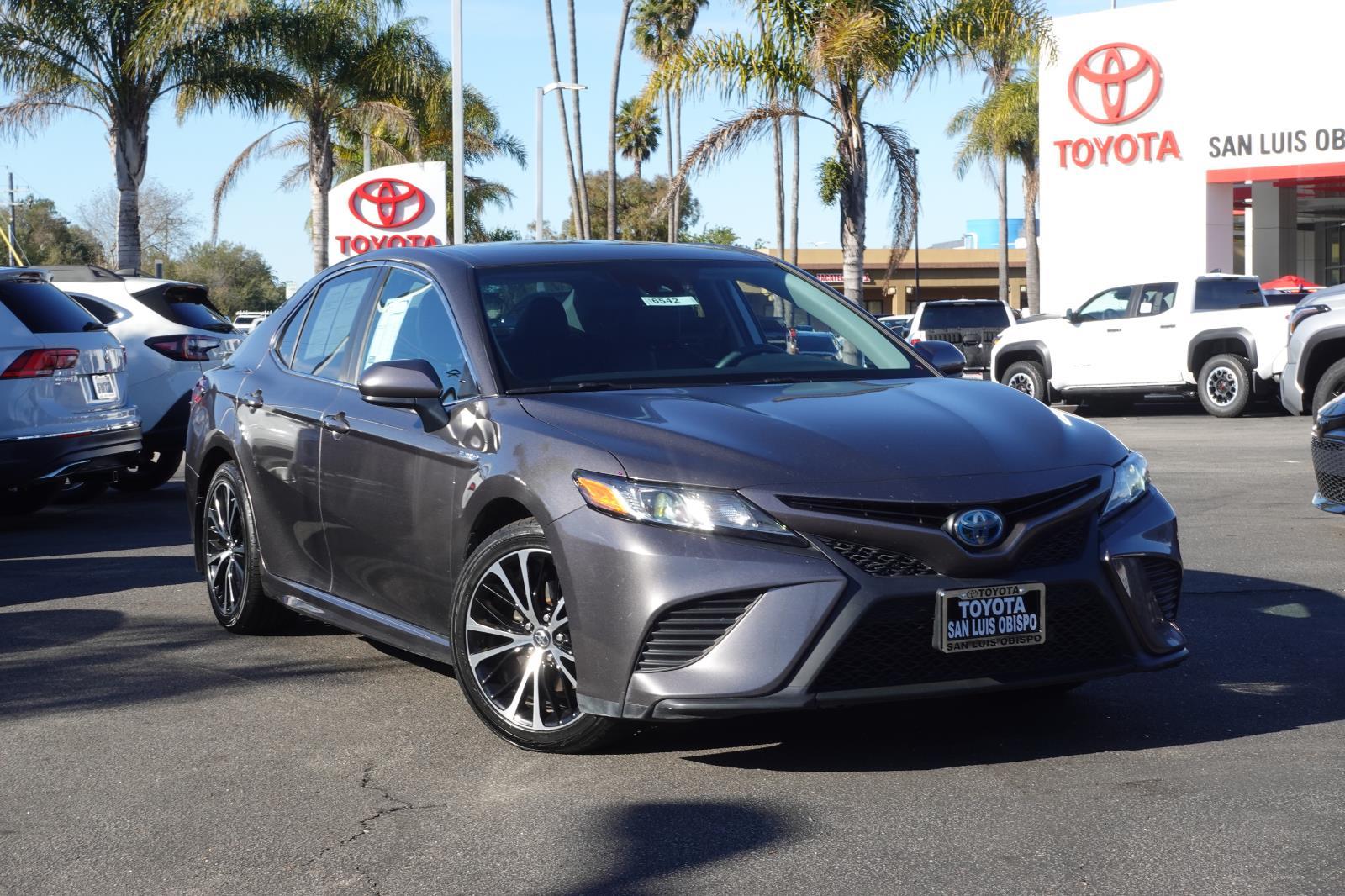 2018 Toyota Camry SE's photo