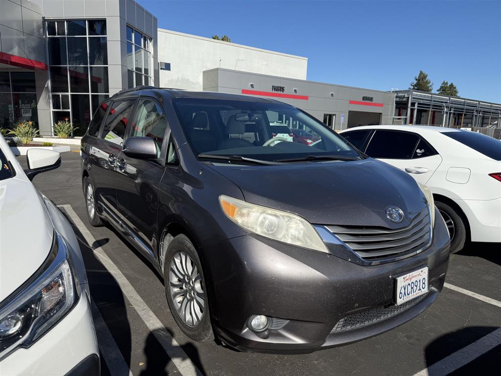 2013 Toyota Sienna XLE photo 2