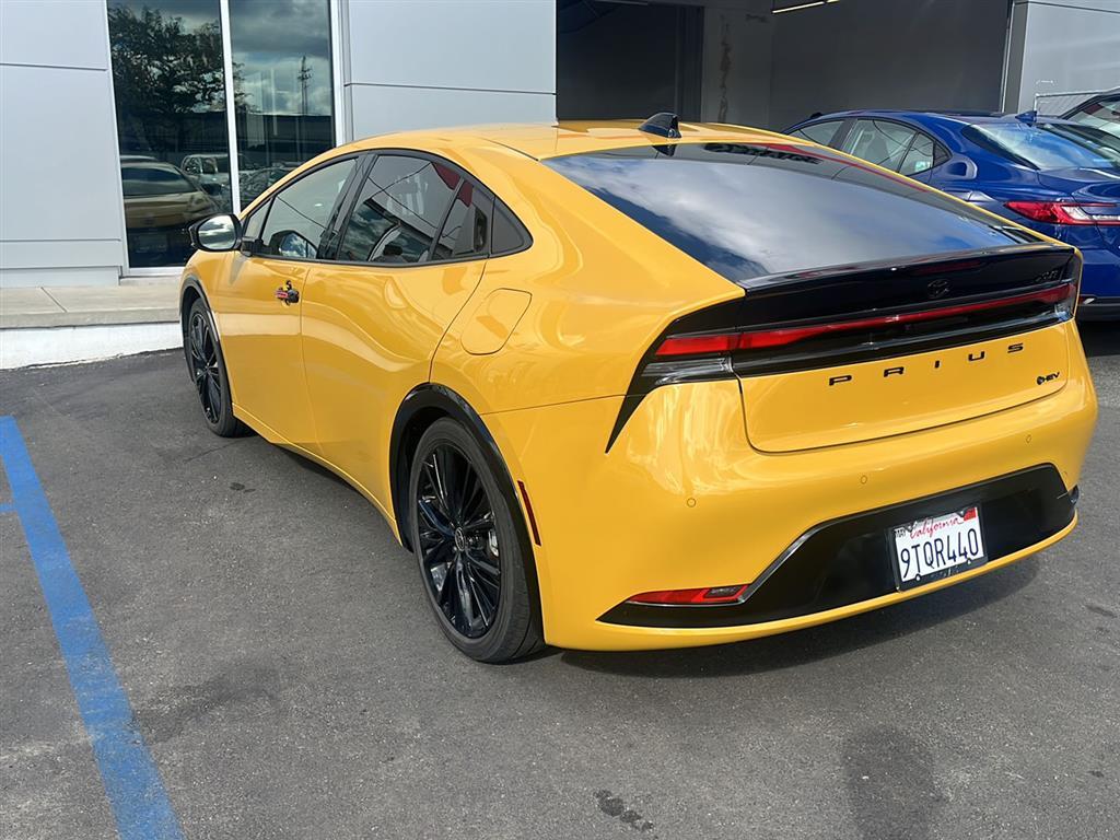 2025 Toyota Prius photo 2