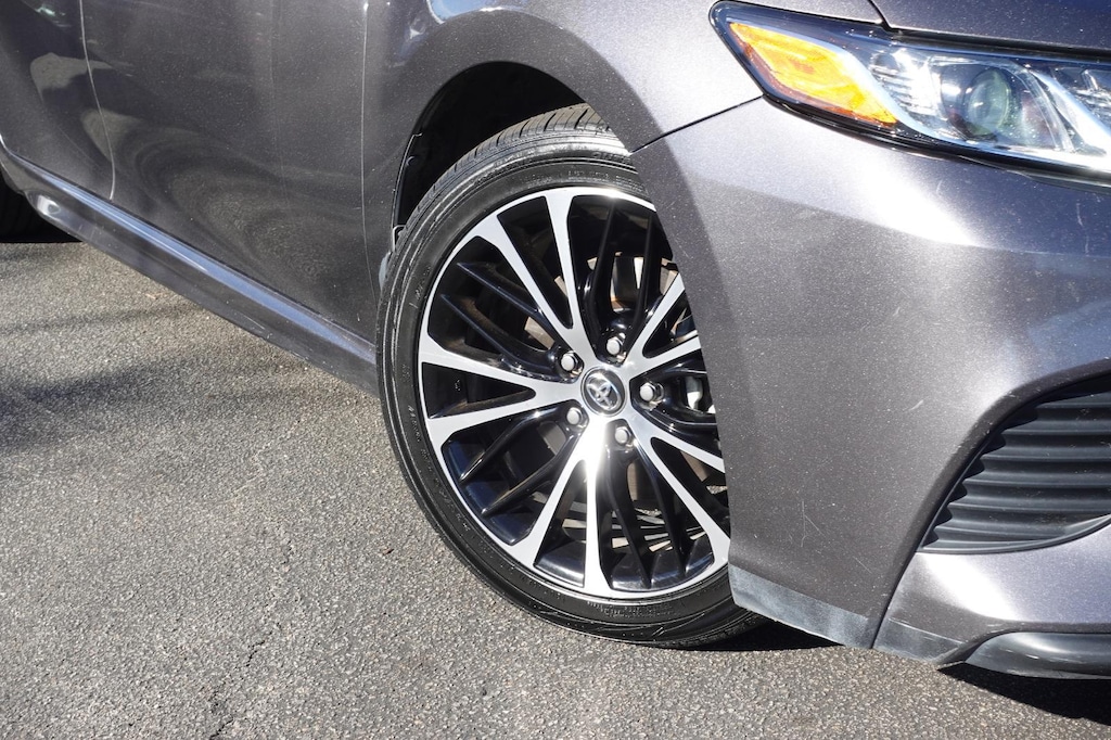 Used 2018 Toyota Camry Hybrid SE Sedan