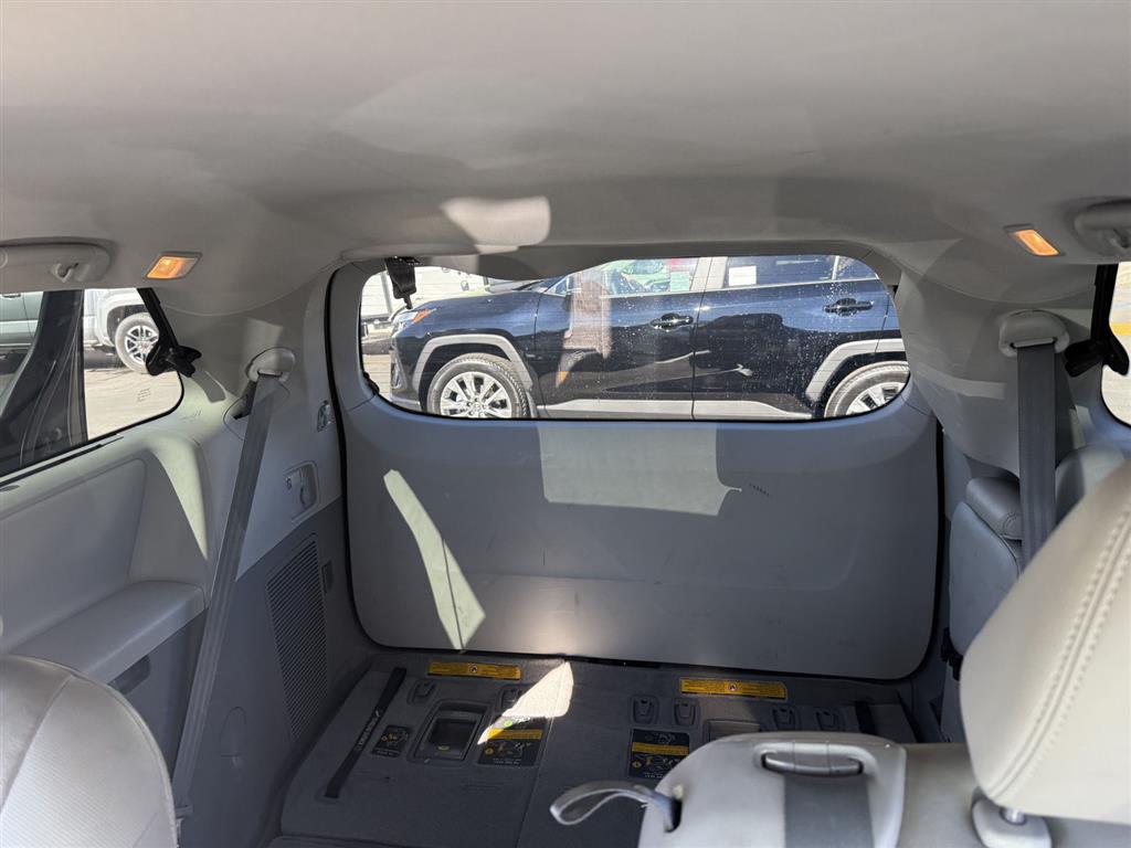 2013 Toyota Sienna XLE photo 4