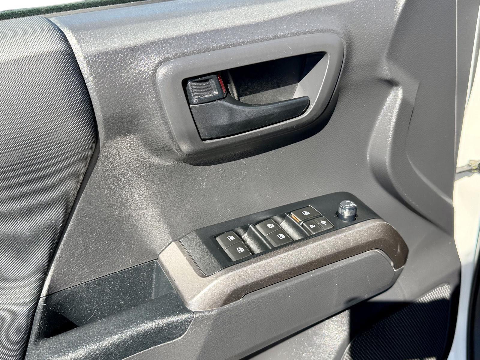 2022 Toyota Tacoma SR5 - Photo 9