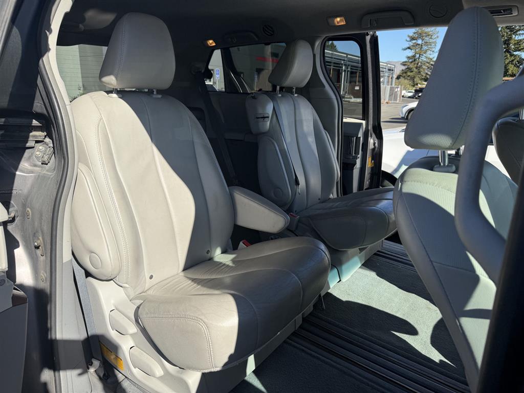 2013 Toyota Sienna XLE photo 3