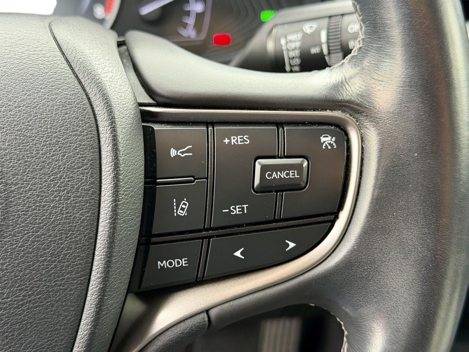 2021 Lexus UX 200 - Photo 13