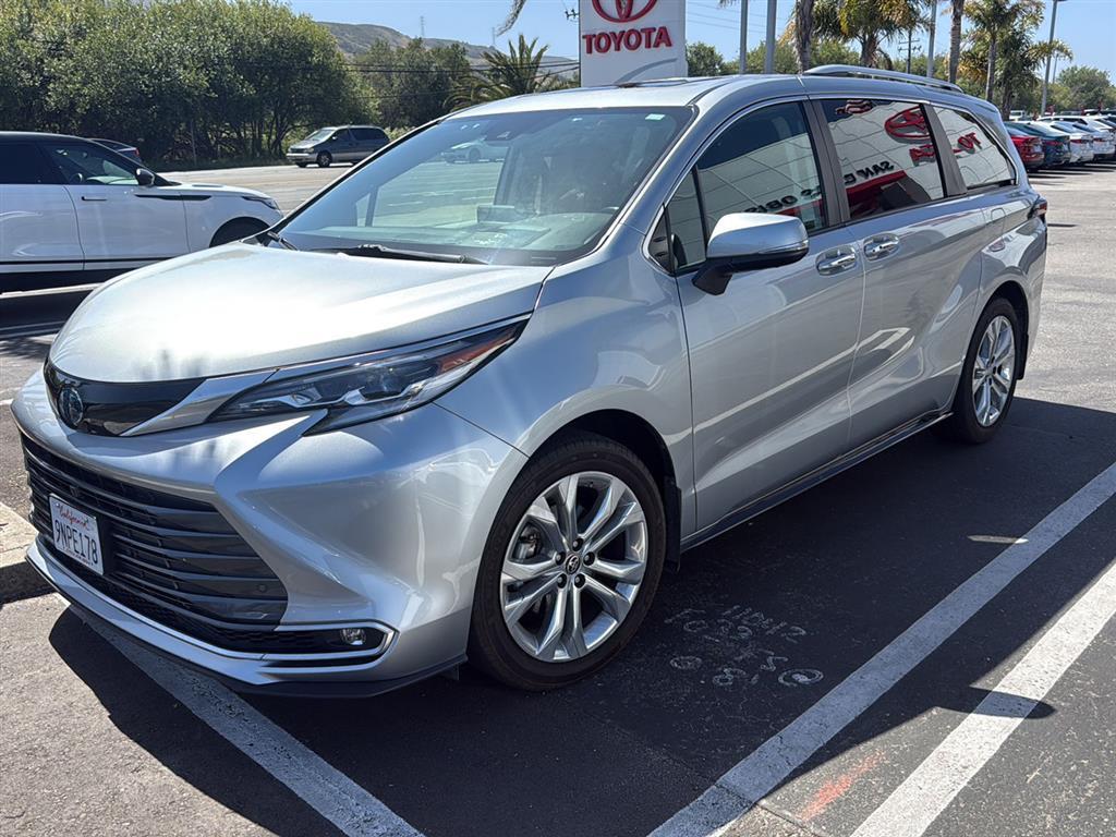2023 Toyota Sienna Platinum 7-Passenger Hybrid FWD's photo