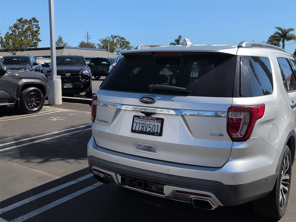 2016 Ford Explorer Platinum photo 2