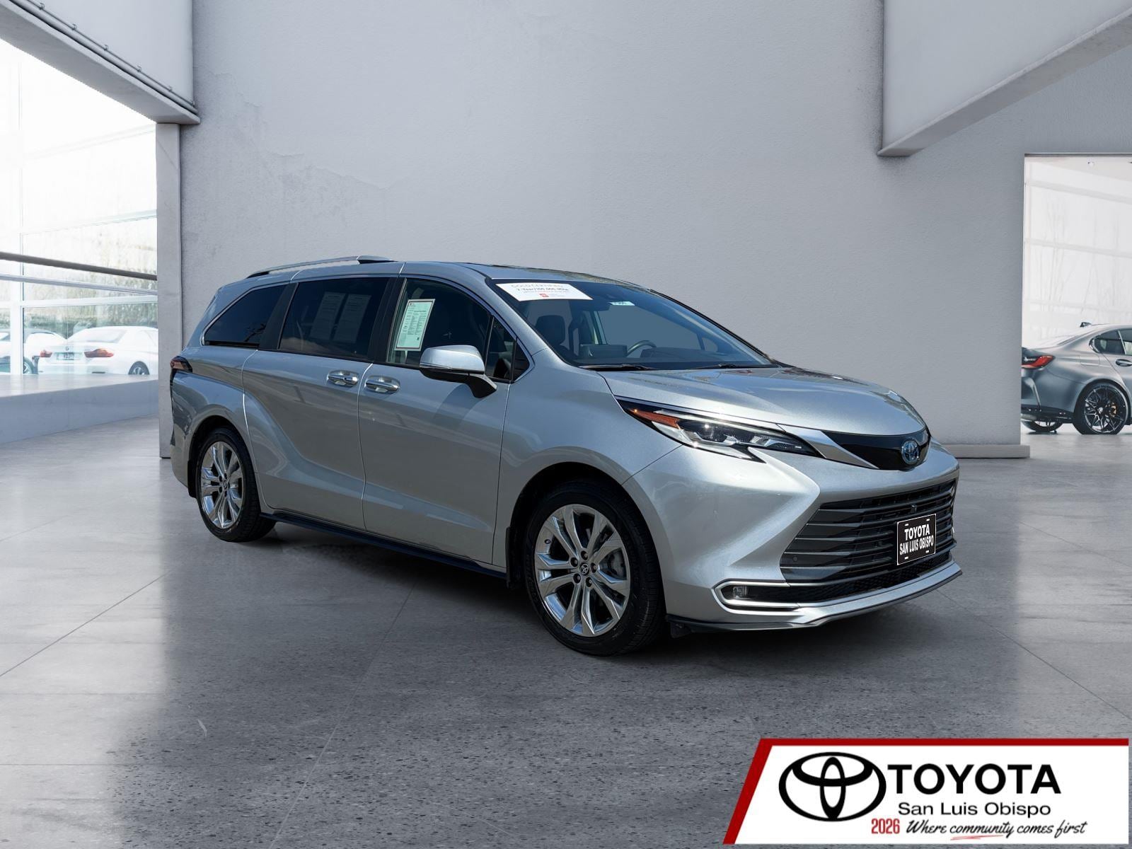 2023 Toyota Sienna Platinum 7-Passenger Hybrid FWD's photo