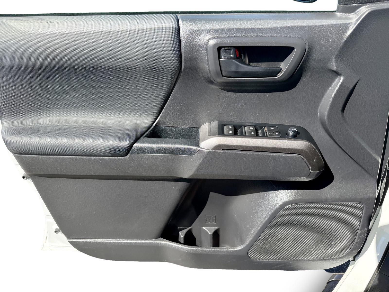 2022 Toyota Tacoma SR5 - Photo 8
