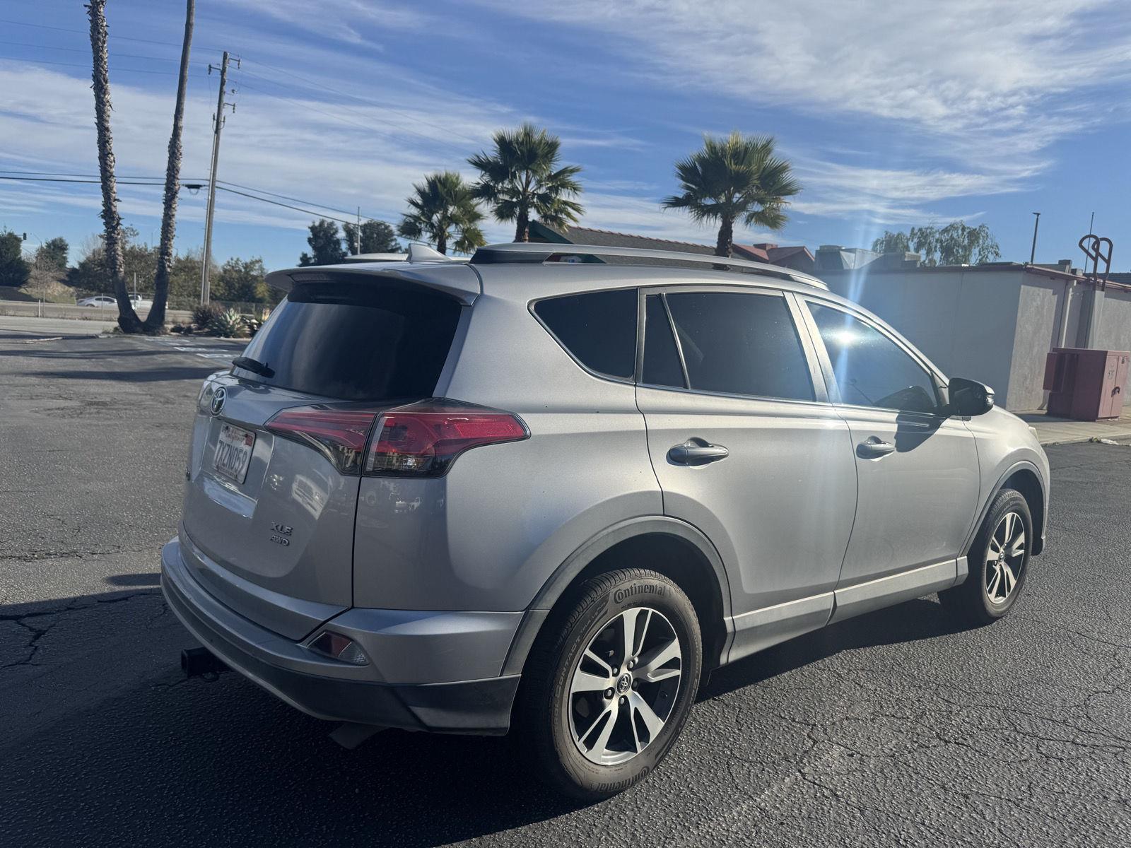 2017 Toyota RAV4 XLE photo 3