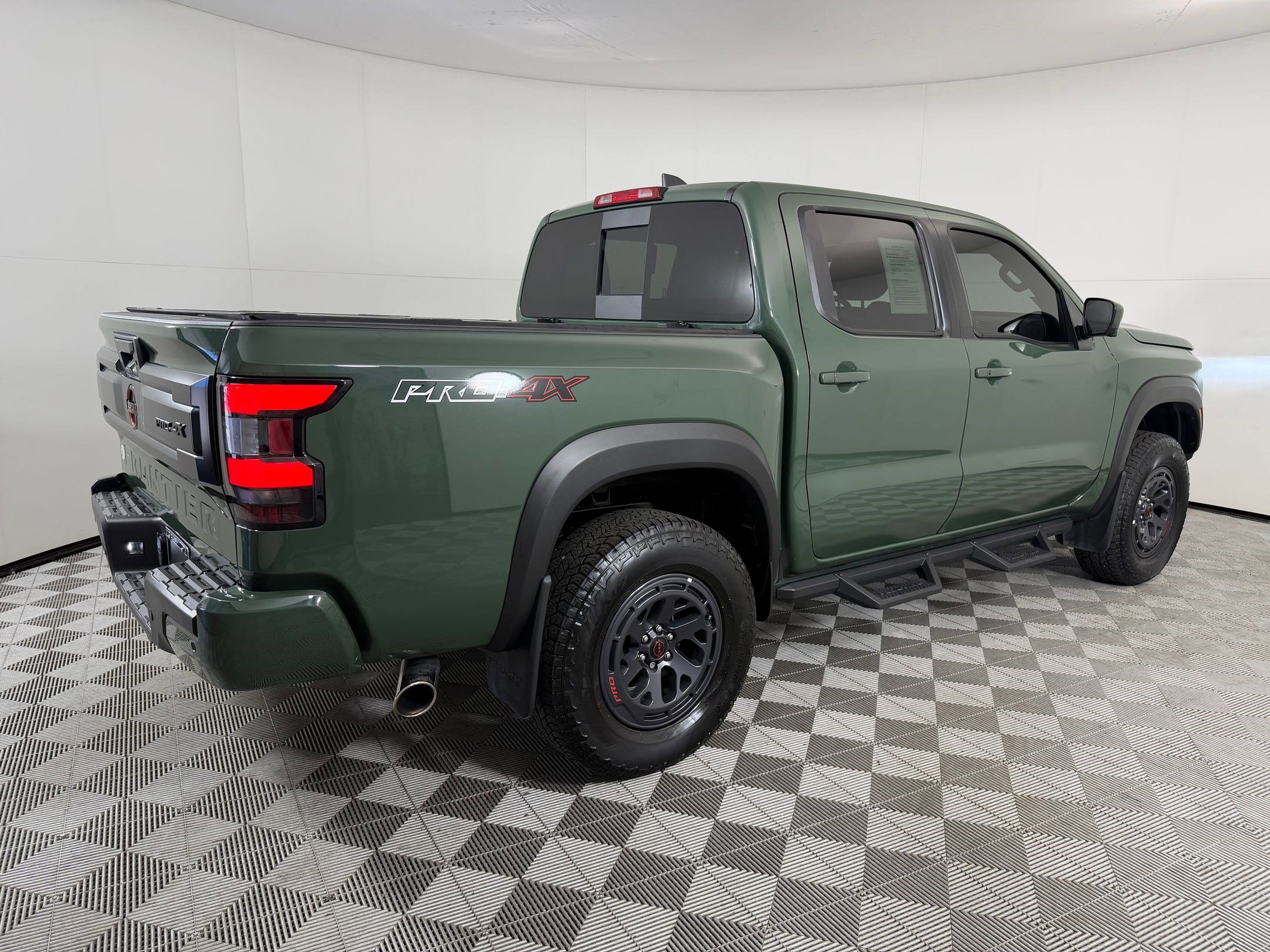 Frontier PRO-4X Truck Crew Cab