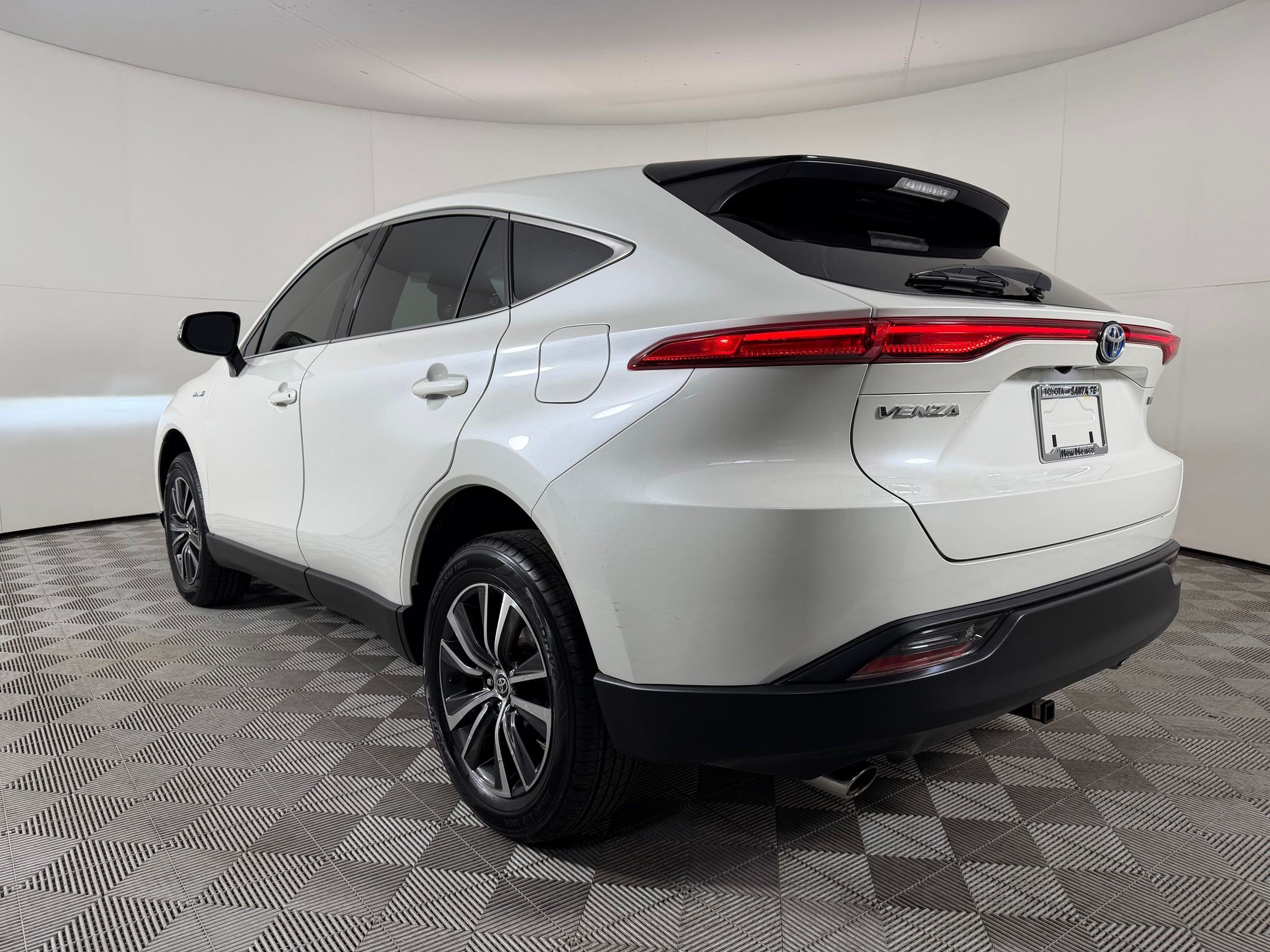 Venza LE SUV