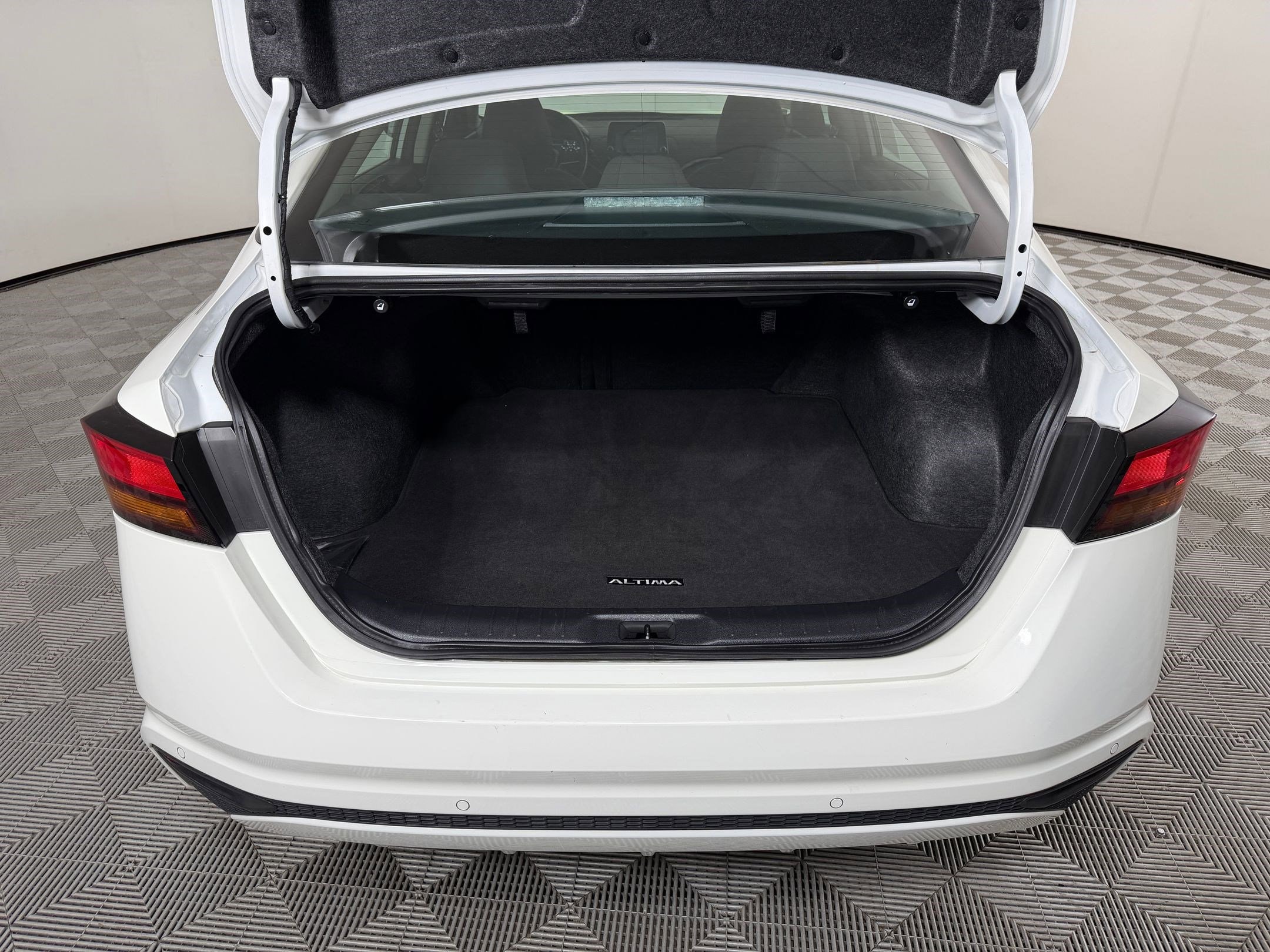 2025 Nissan Altima SV - Photo 29
