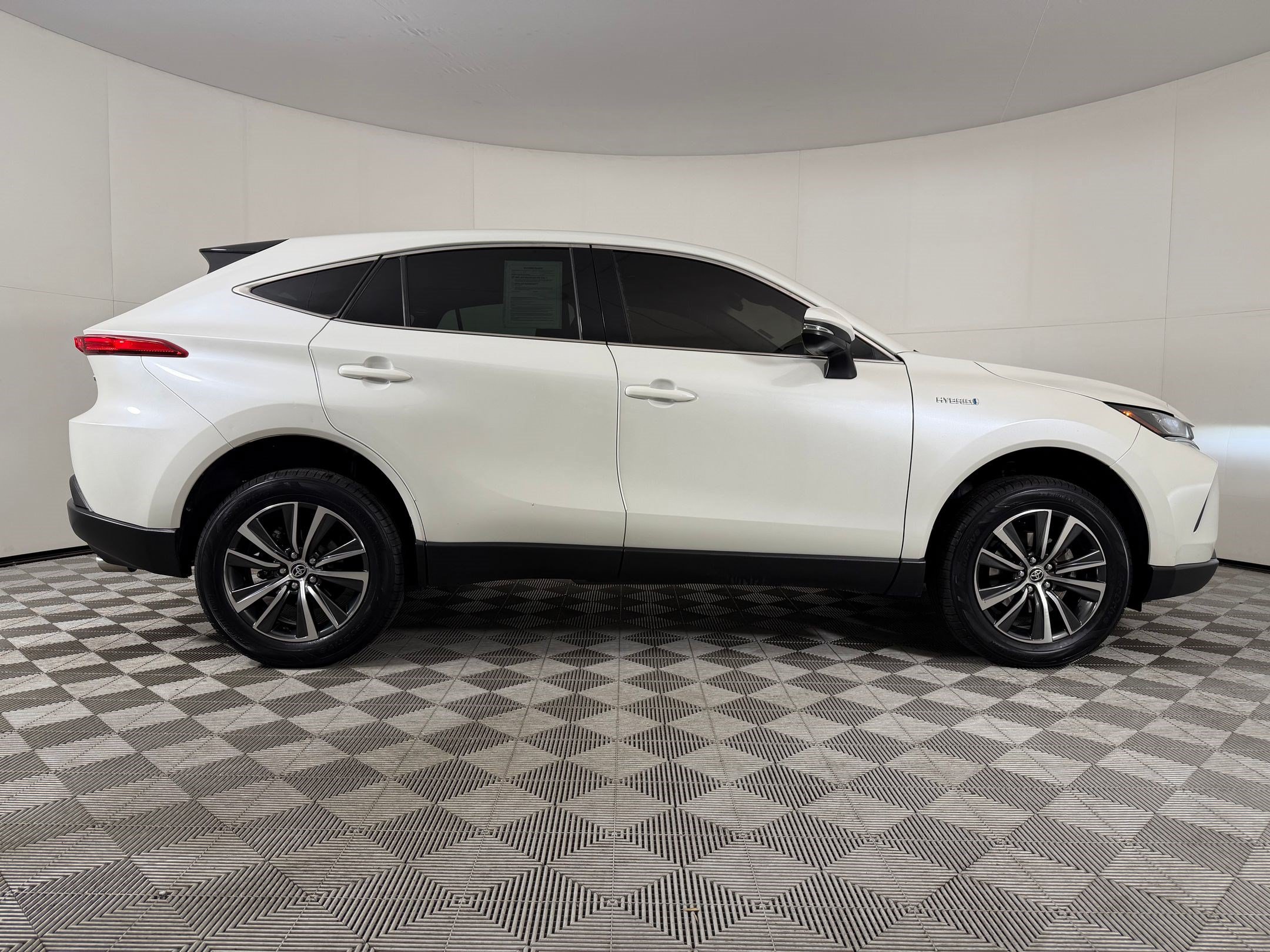 Venza LE SUV