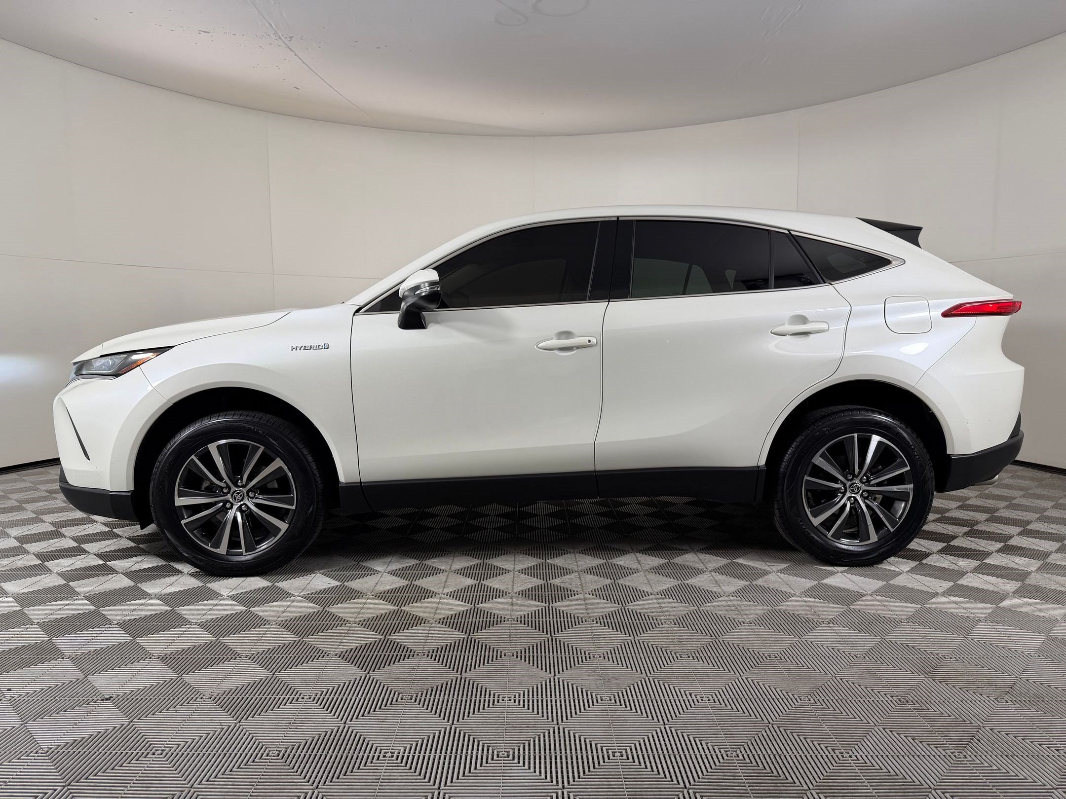 Venza LE SUV