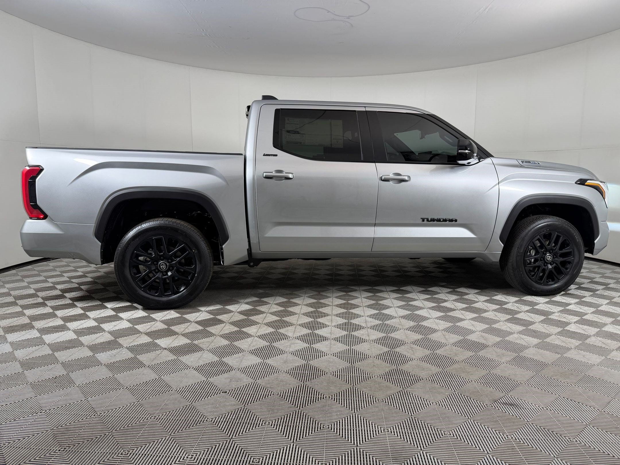 2026 Toyota Tundra Limited - Photo 8