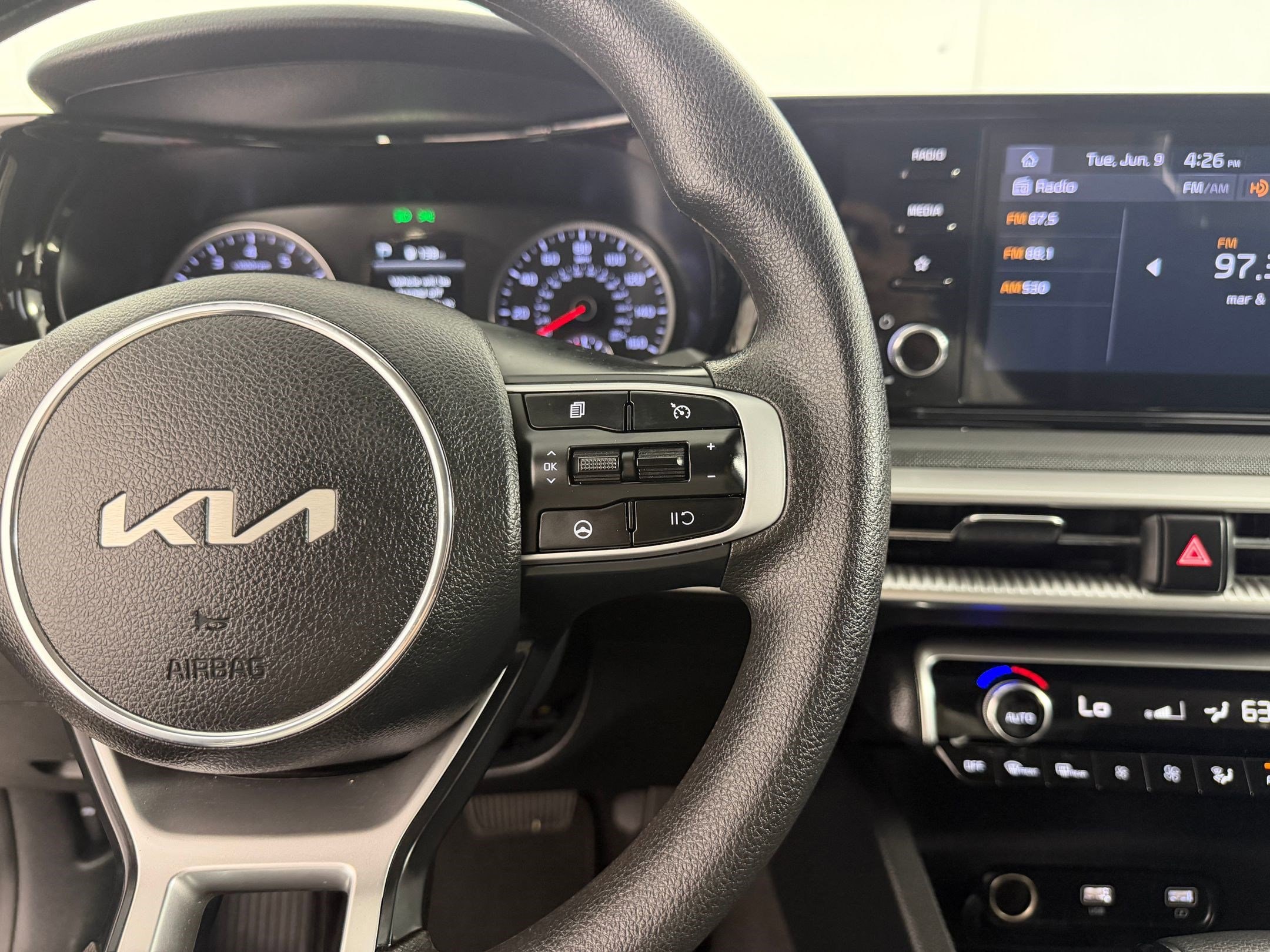2023 Kia K5 LXS - Photo 23