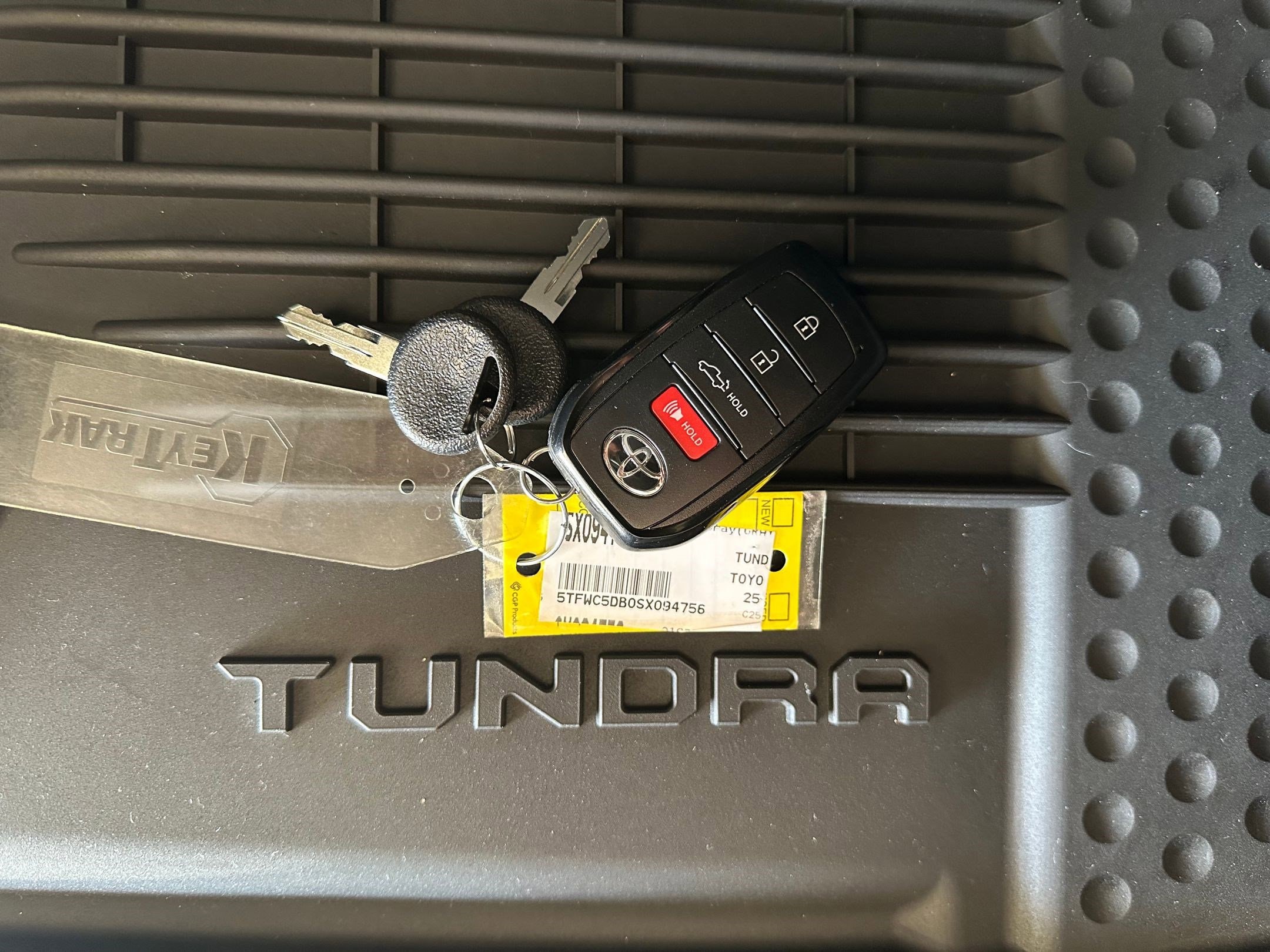 2025 Toyota Tundra Limited - Photo 29