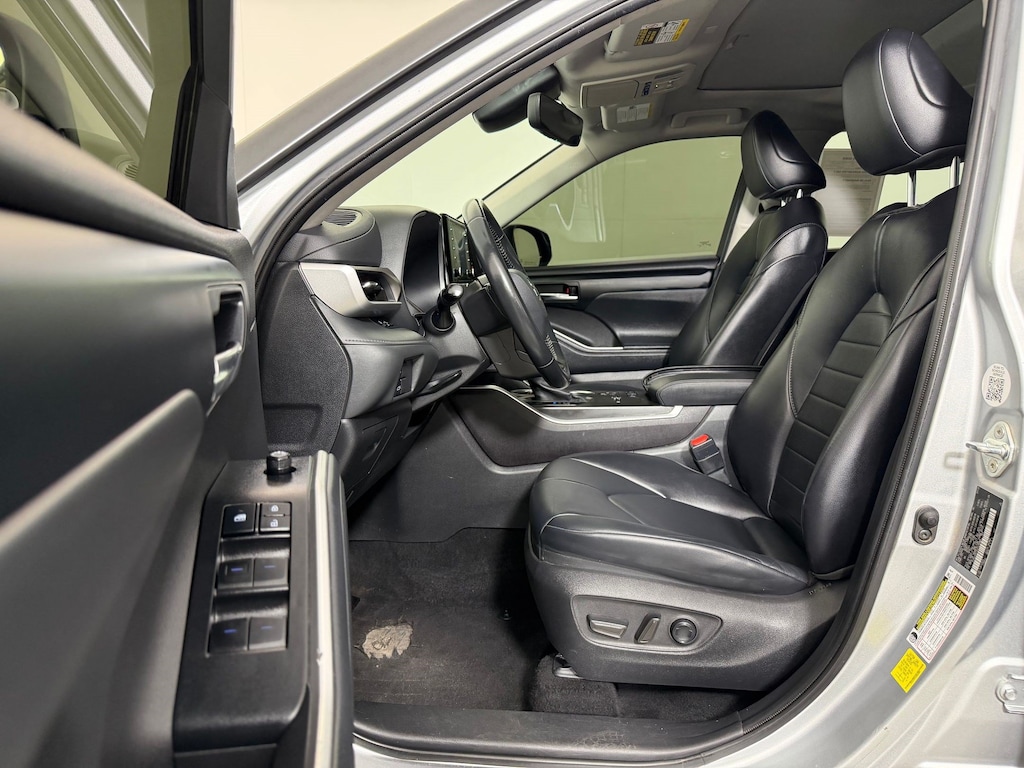 Used 2022 Toyota Highlander XLE XLE FWD