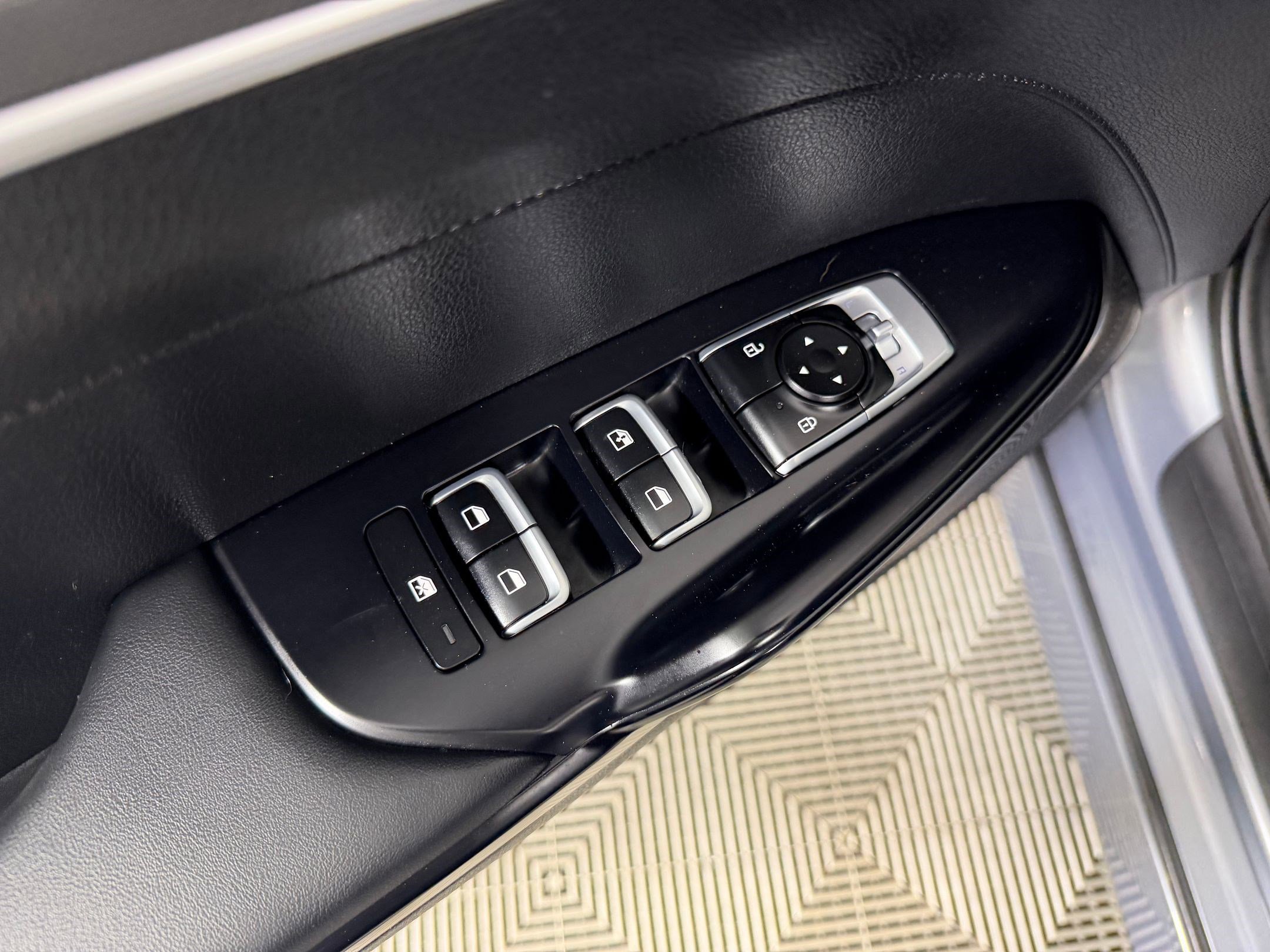 2023 Kia K5 LXS - Photo 11