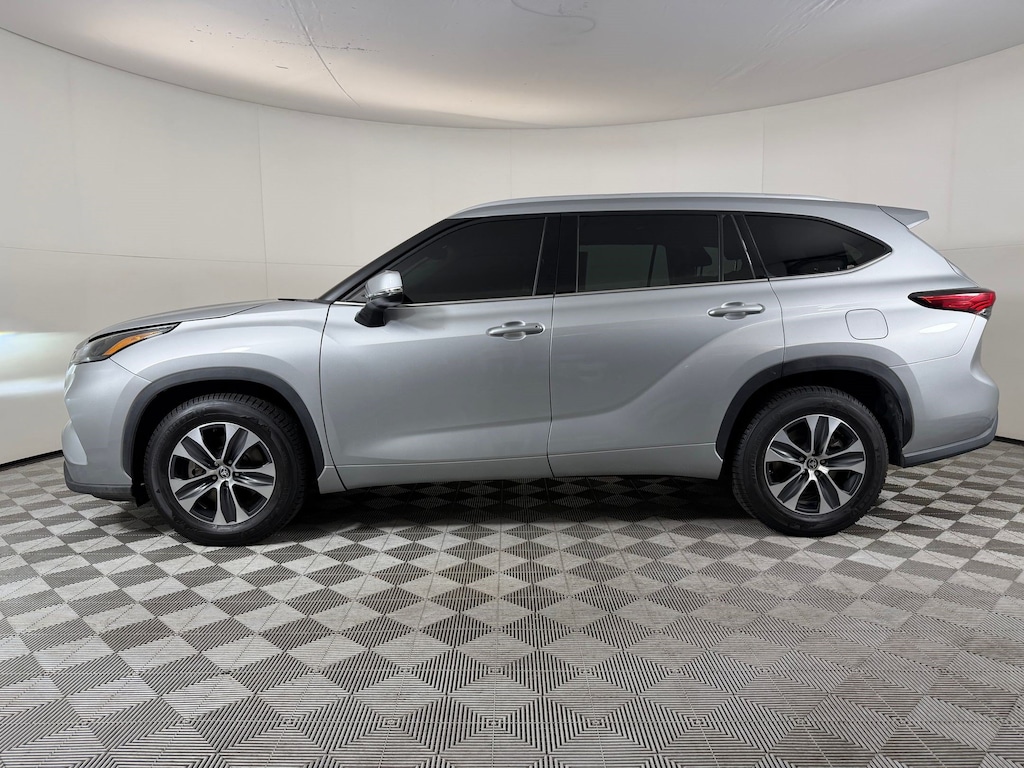 Used 2022 Toyota Highlander XLE XLE FWD