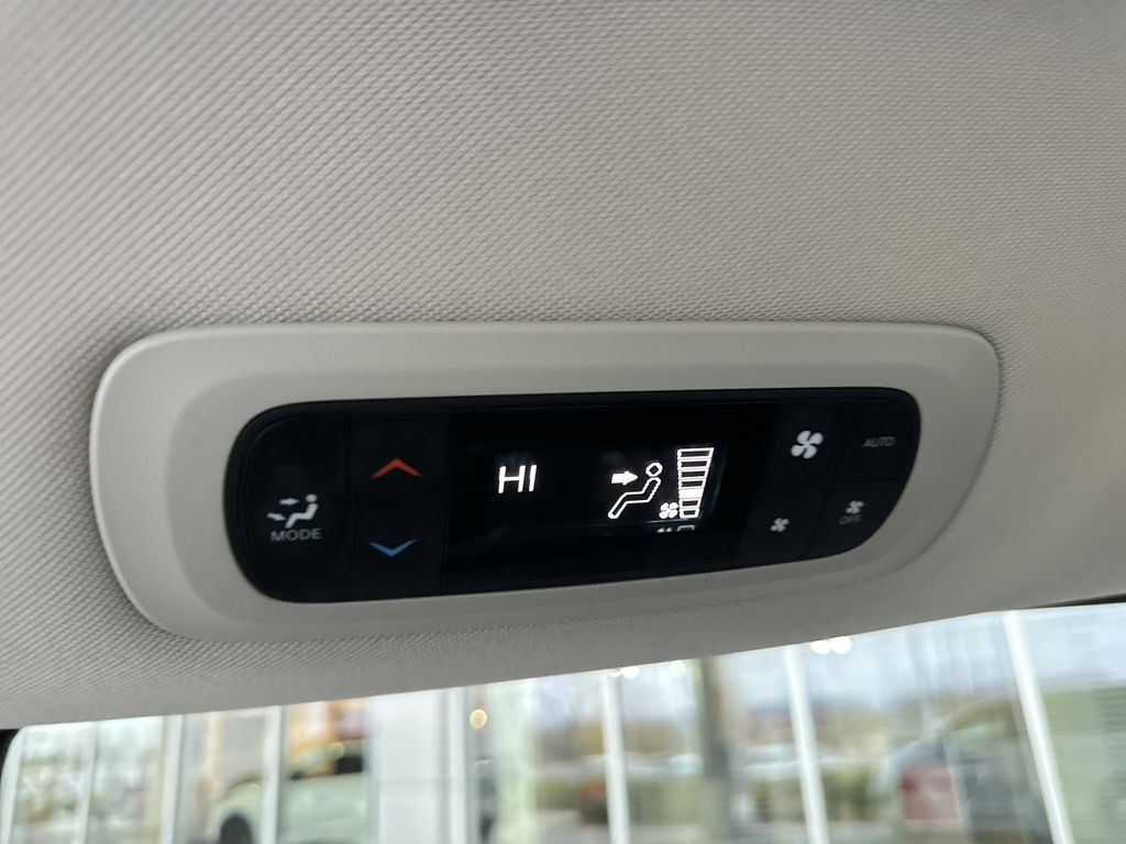 2023 Chrysler Pacifica Hybrid Touring L - Photo 35